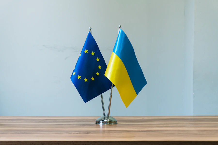 Прапори України та Європейського Союзу
