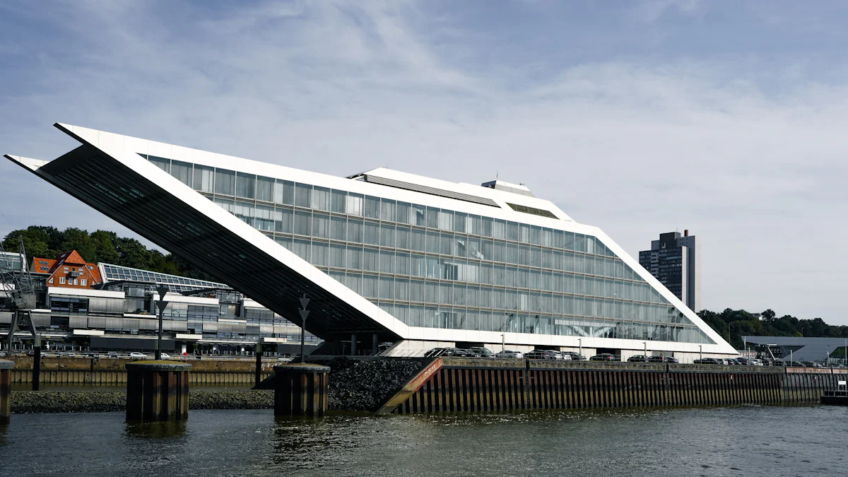 Das Bürogebäude Dockland am Elbufer in Hamburg-Altona, davor die Kaimauer und die Elbe