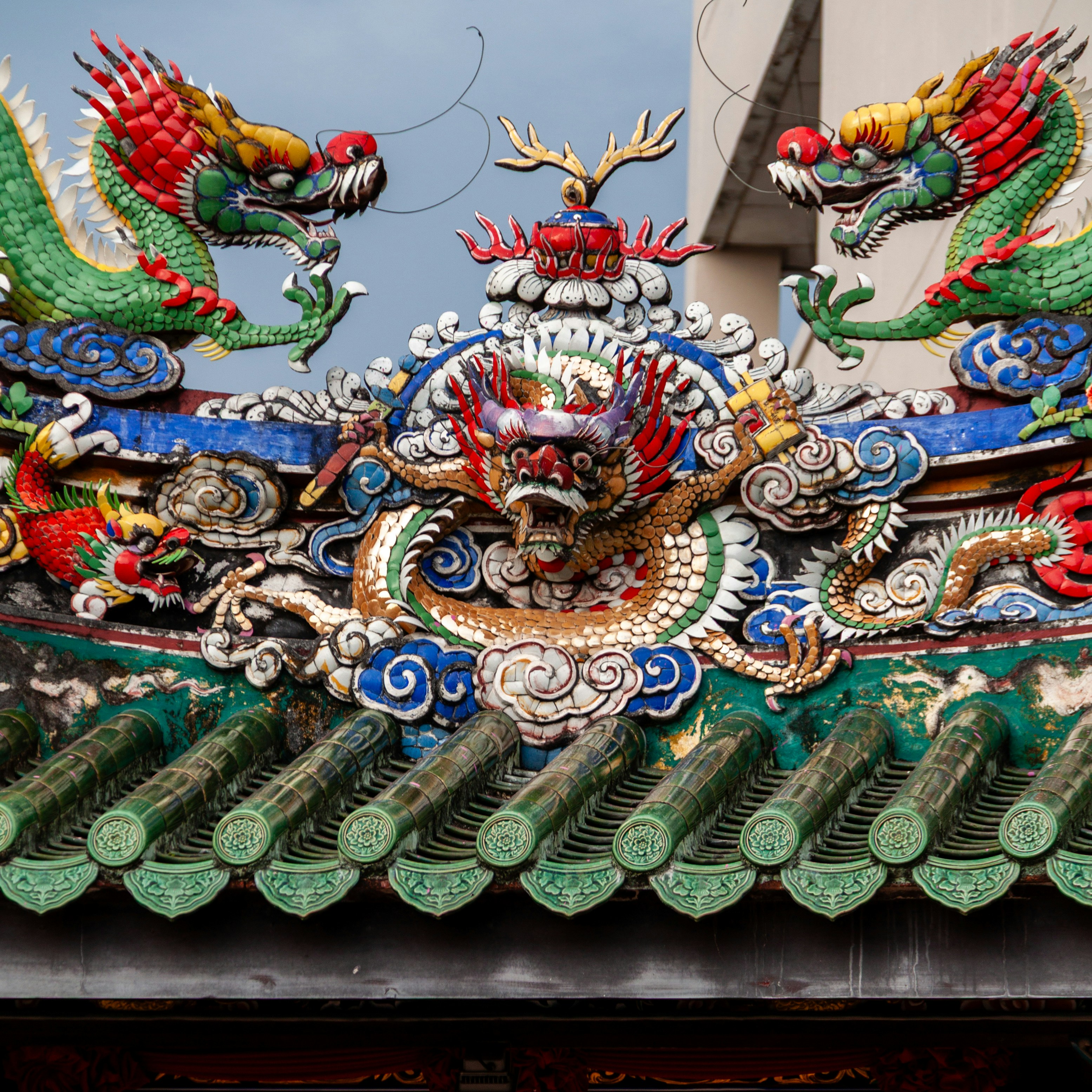 色とりどりの龍の彫刻が寺院の屋根を飾ります