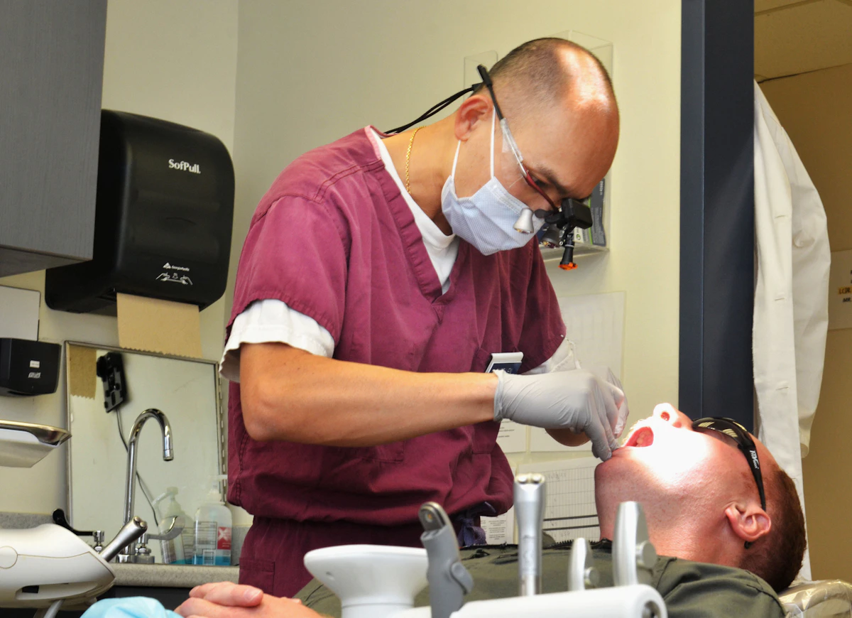 Odontólogo examinando a un paciente en una clínica