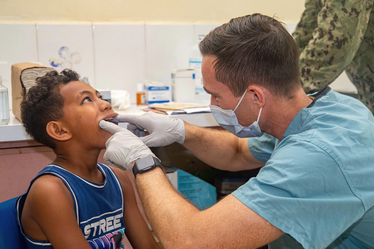 İllüstratif görsel: Dentist examines a young boy's teeth