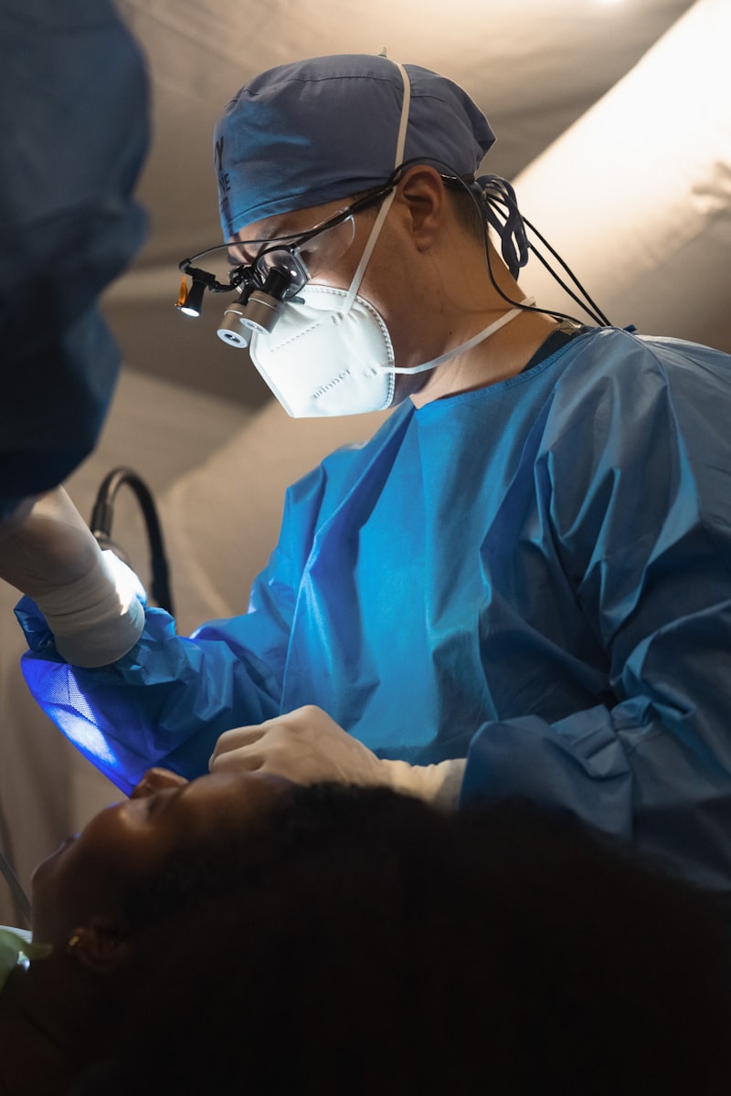 Medico esegue una procedura chirurgica in sala operatoria durante l anestesia