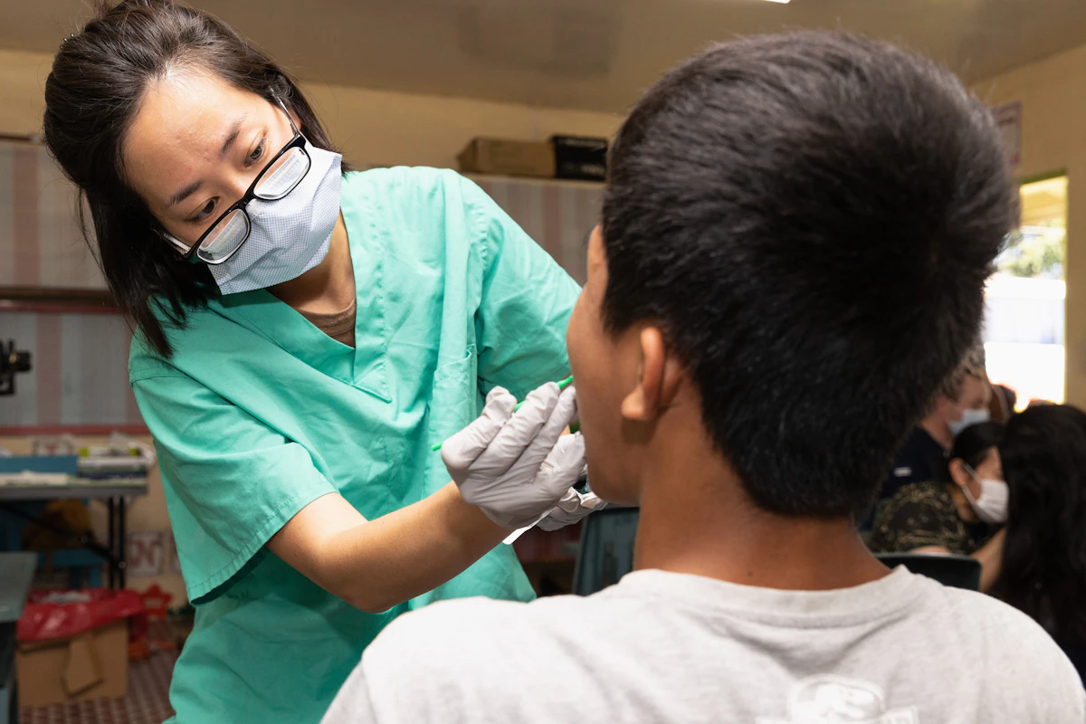İllüstratif görsel: Dentist examining a young patient's teeth