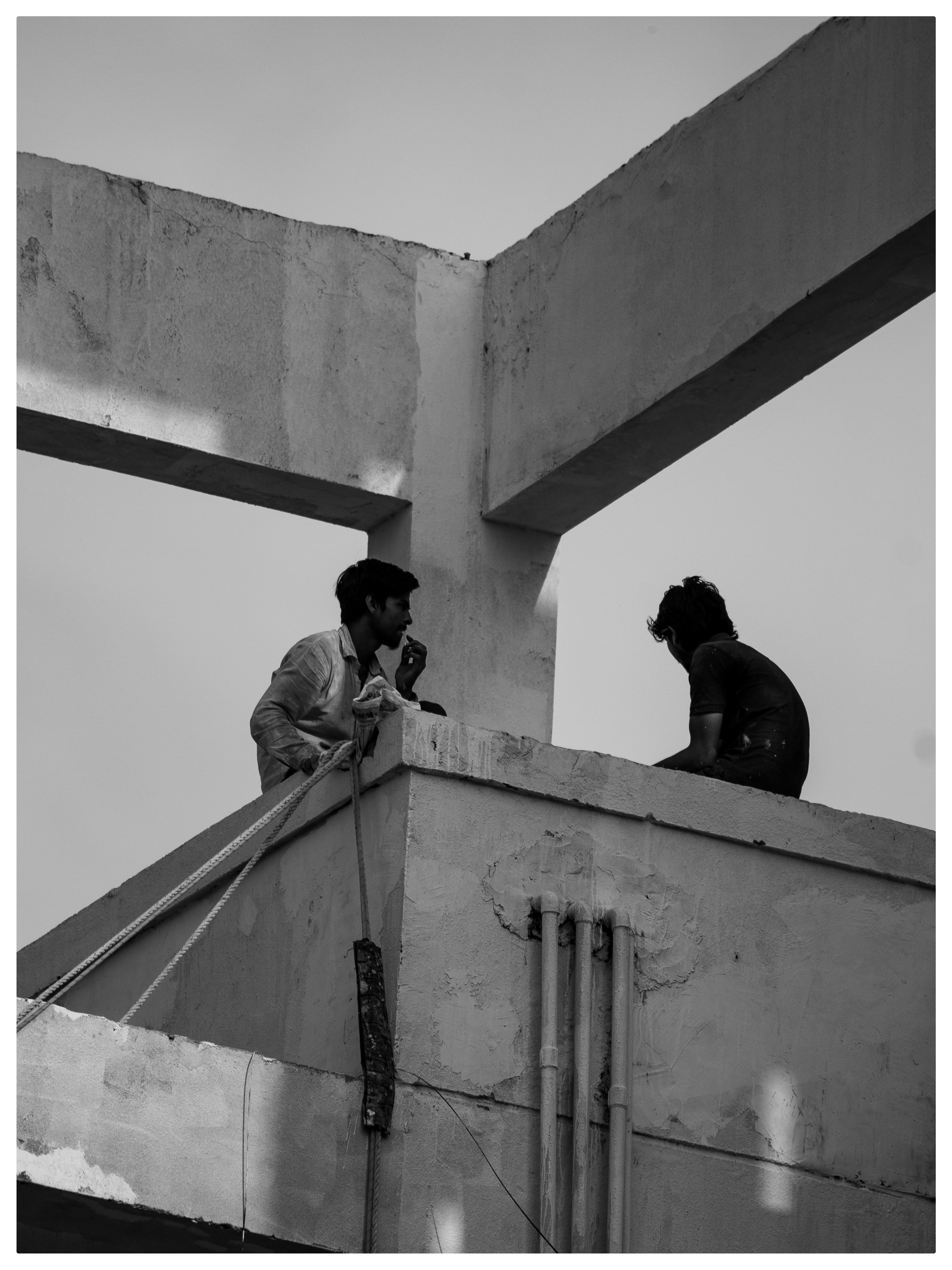 Dos hombres en una azotea en construcción