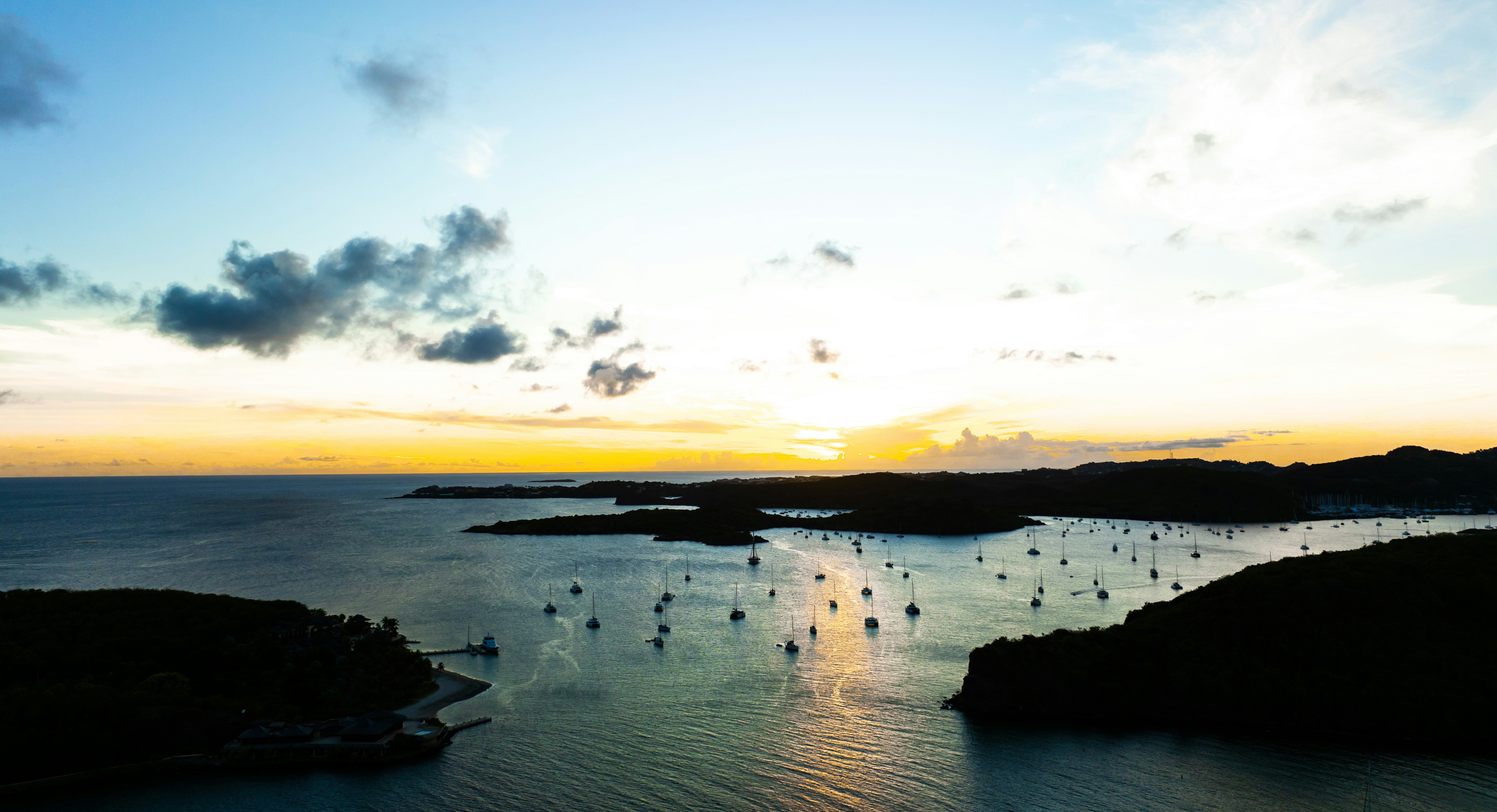 夕暮れ時の湾に停泊するヨット