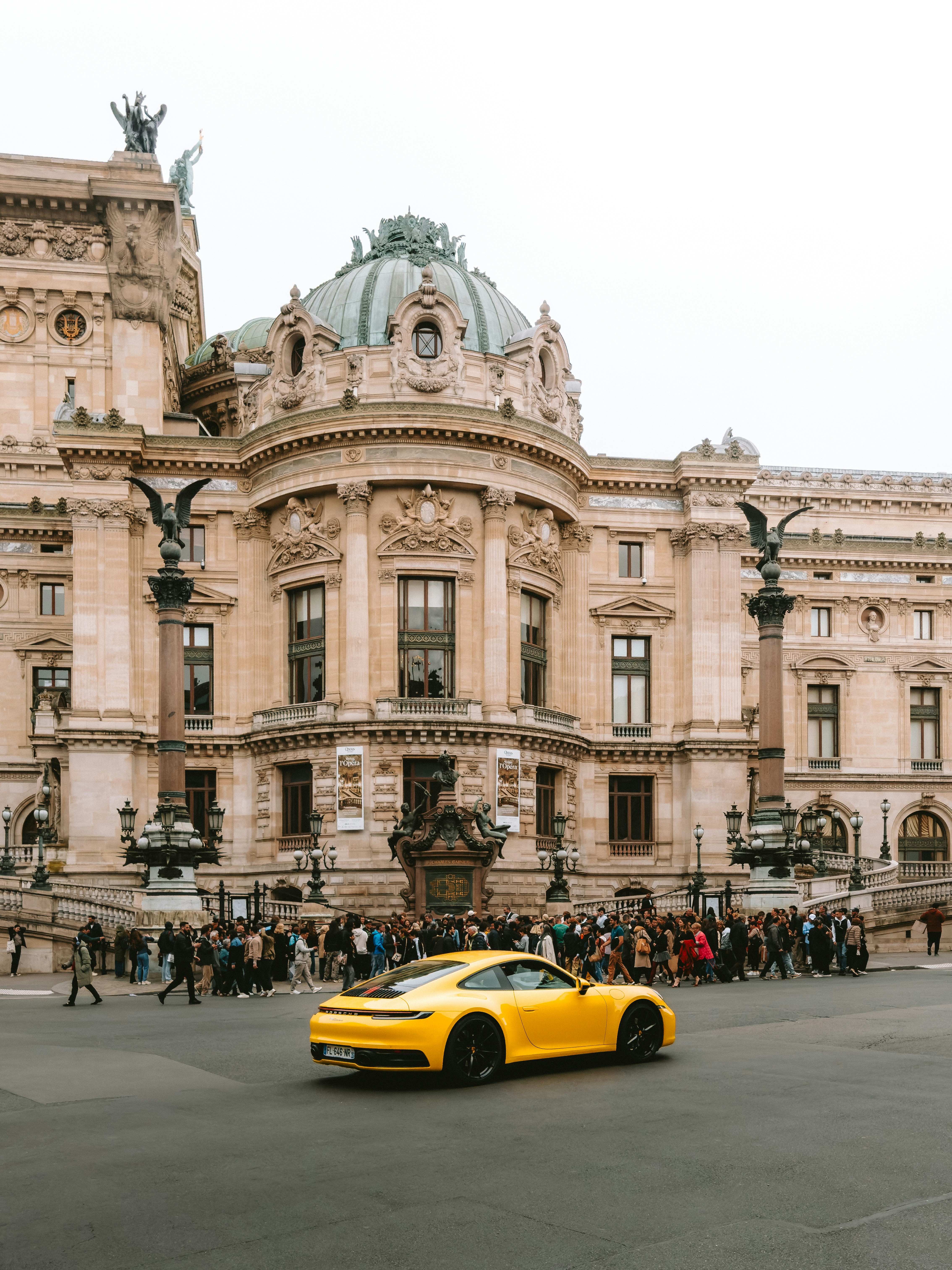 화려한 건물 앞의 노란색 스포츠카