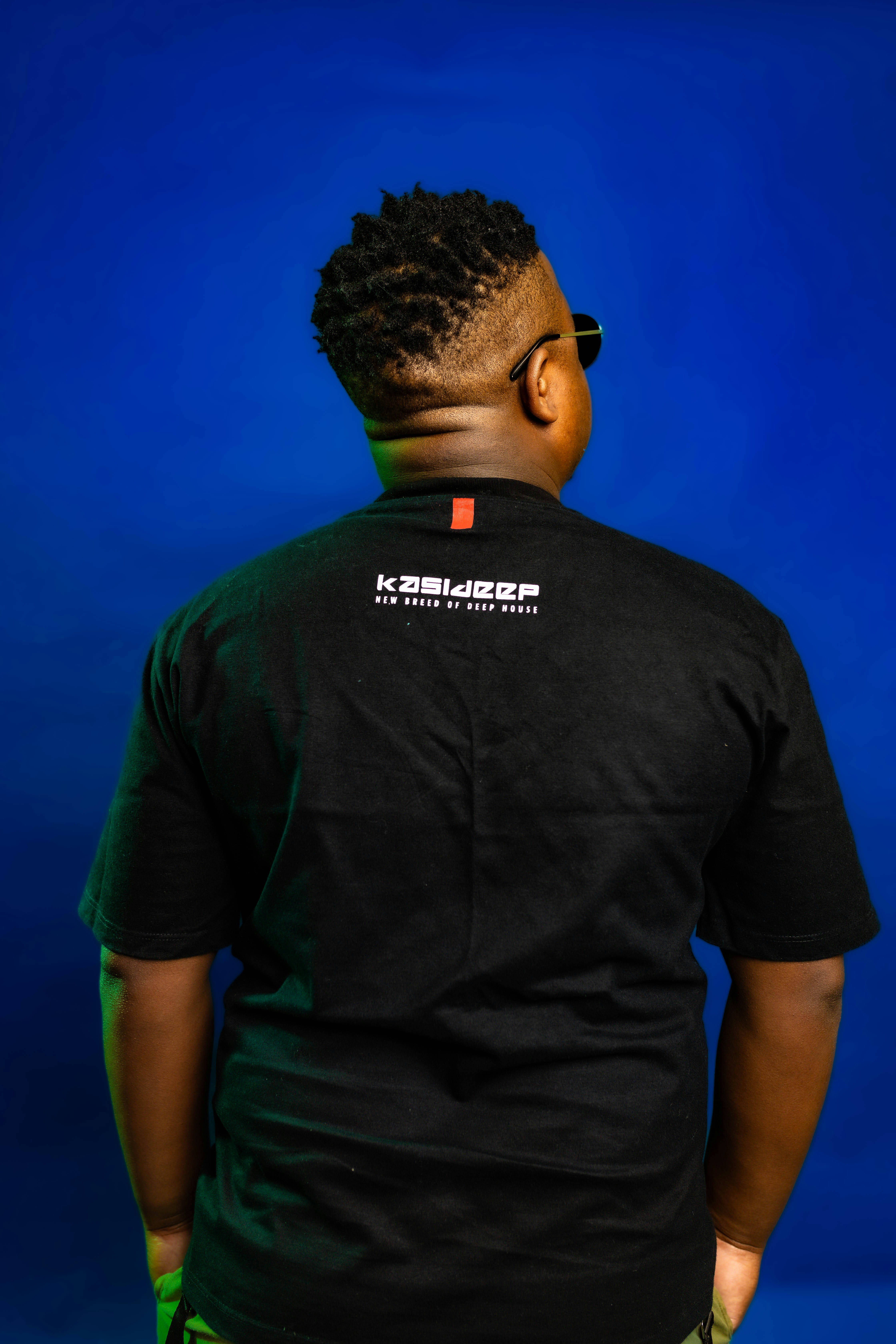 Uomo in t-shirt nera con testo su sfondo blu