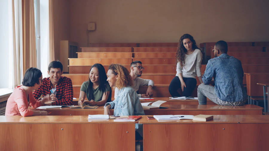 Profissionais estudando em sala de aula