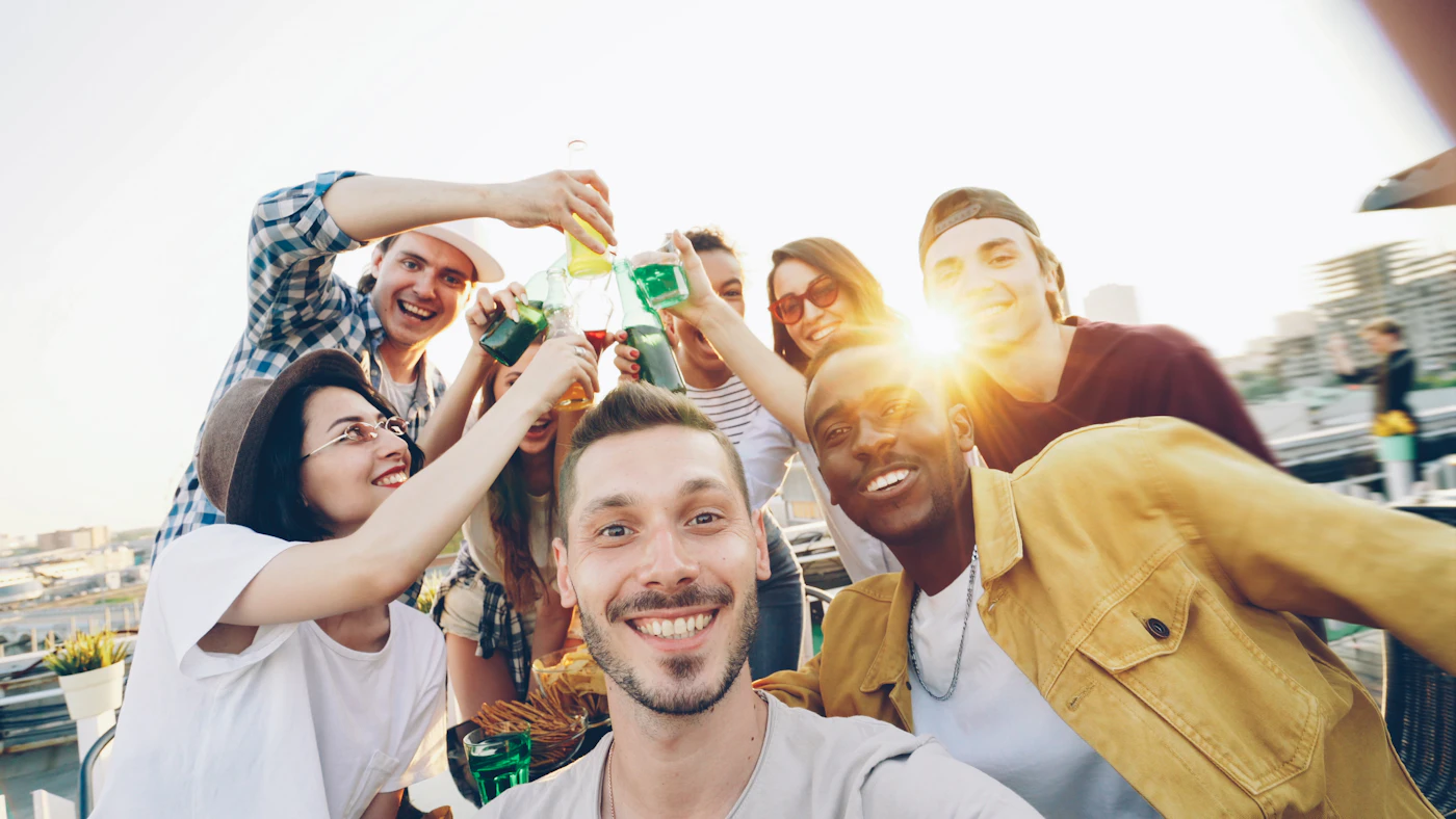 Freunde stoßen an einem sonnigen Sommerabend an