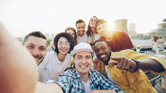 Amigos registrando um momento juntos