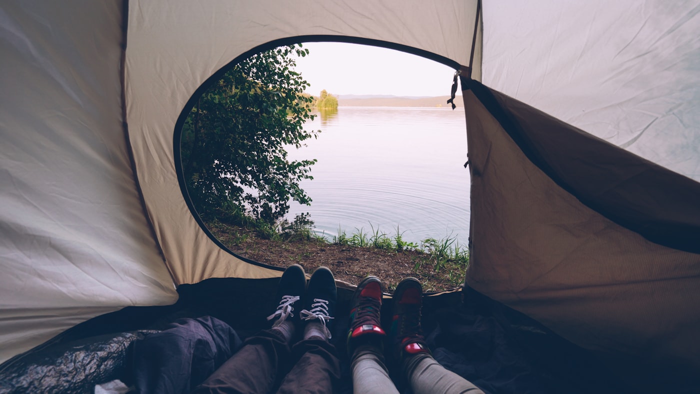 Camping in Estland unter Bäumen