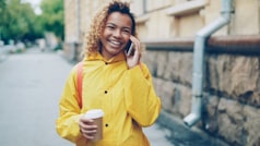 Persona viendo contenido en su movil y generando ingresos