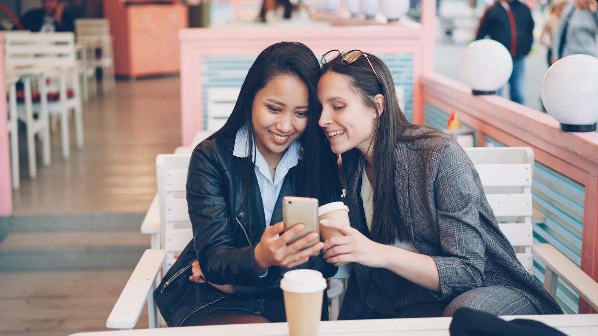 Due persone condividono un ricordo sullo smartphone