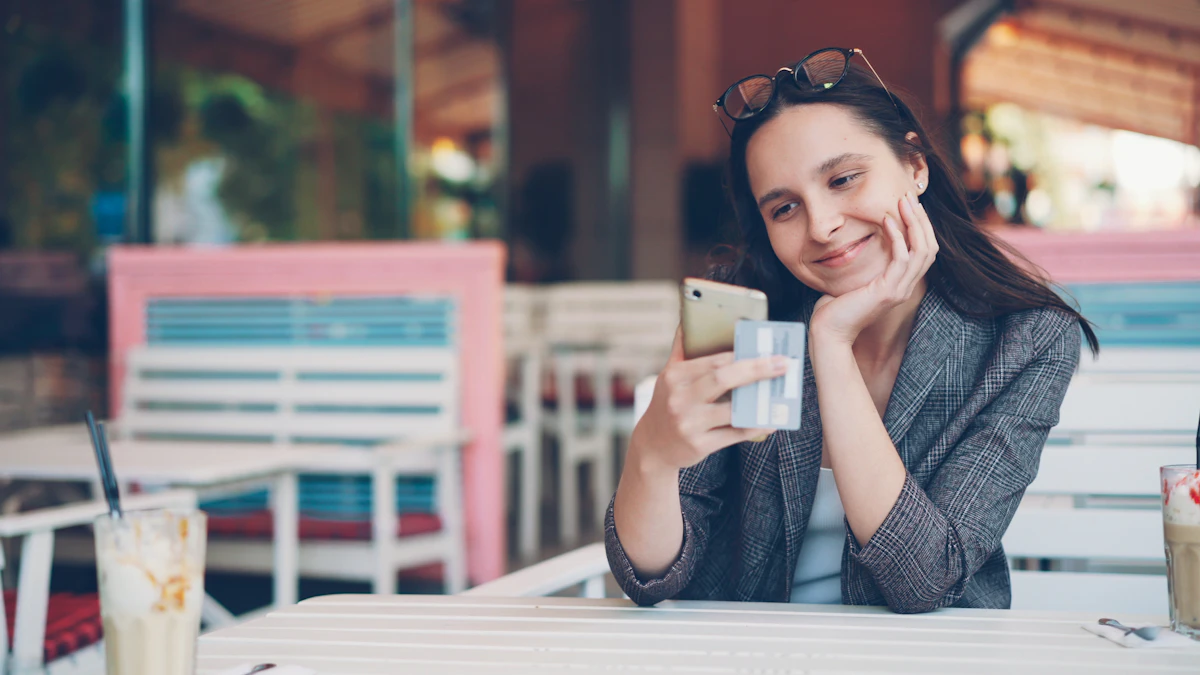 Cliente usando smartphone e cartão para uma compra online em um café ao ar livre.
