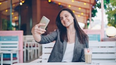 Jeune femme filmant un selfie video pour les reseaux sociaux