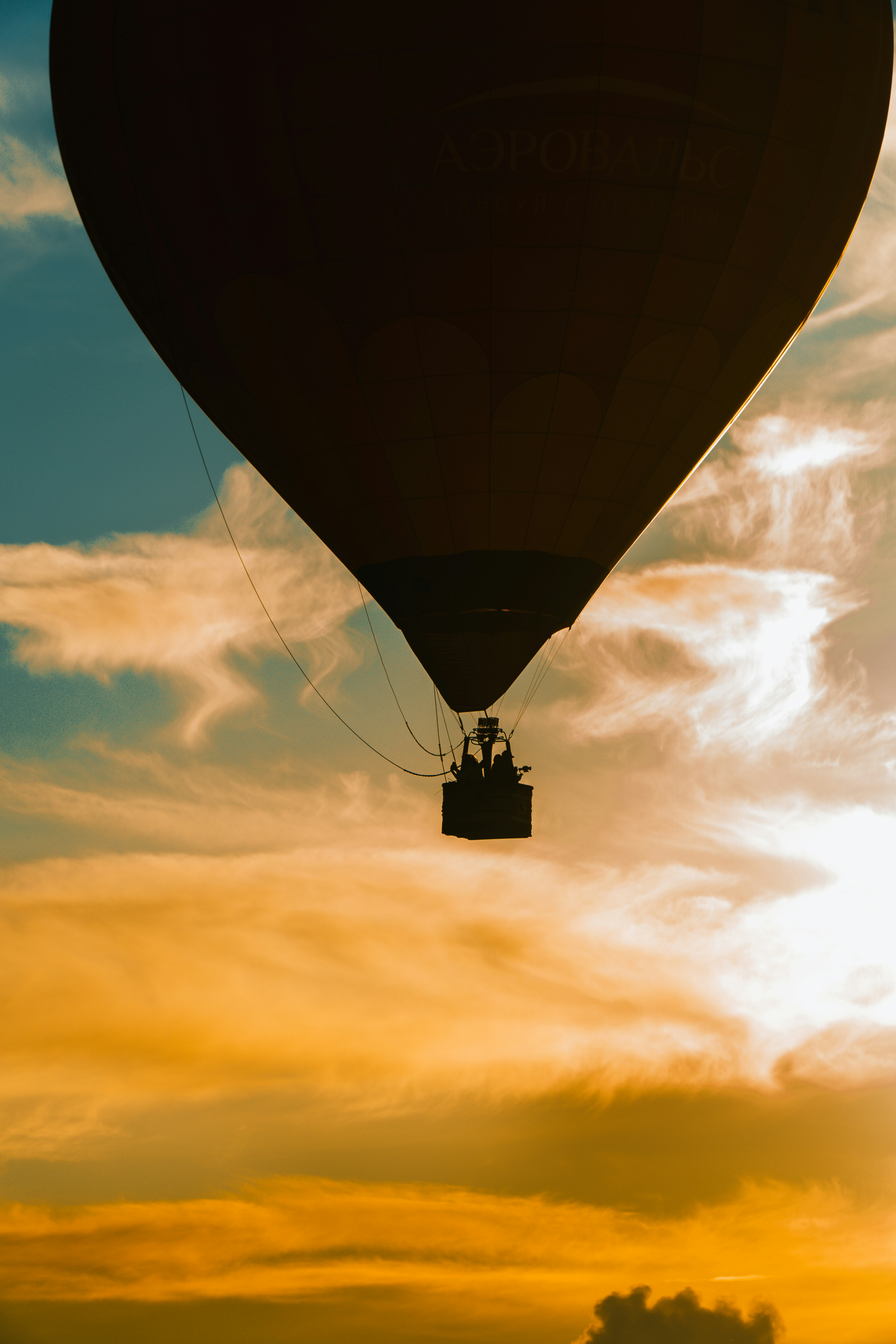 Silhouette de montgolfière contre le ciel du coucher de soleil