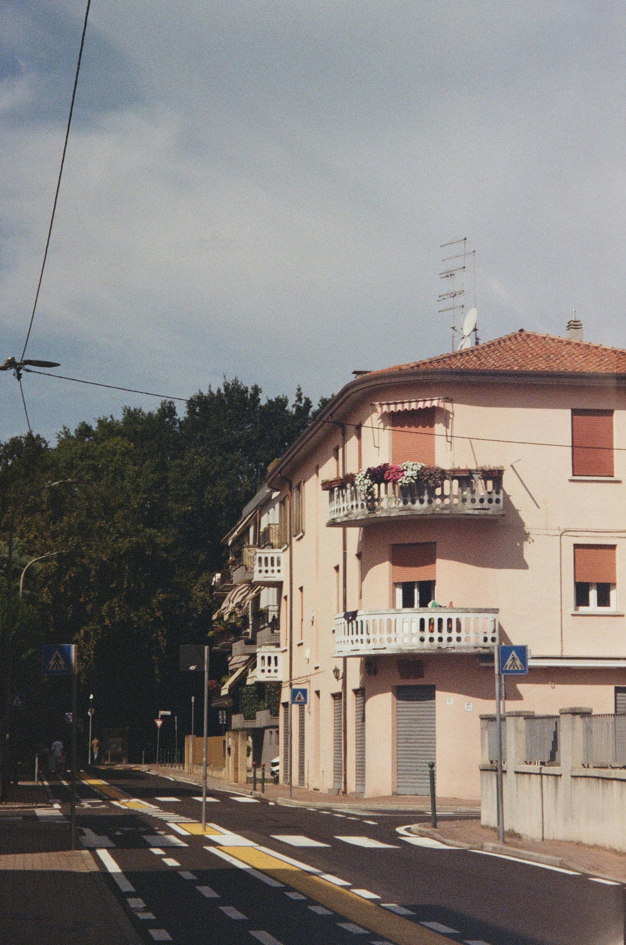 mediterranean home office, wallpaper, Mediterranean Home Office: Stylish Design on a Budget 2