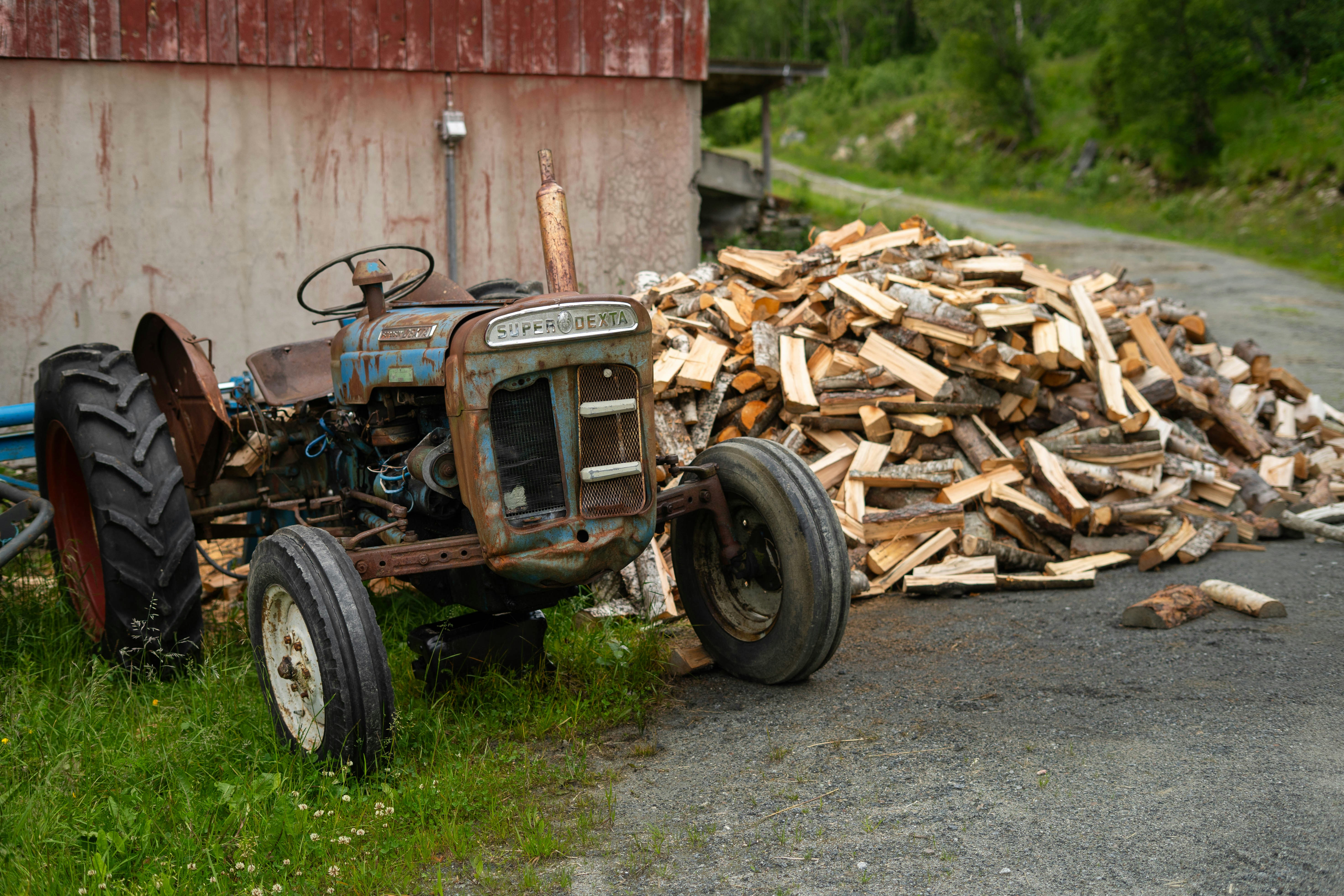 Entdecken Sie die Kunst der Holzverarbeitung mit Möbilsägewerk Sindlhauser, wo Ihre individuellen Vorstellungen auf unsere handwerkliche Expertise treffen. Wir verwandeln Ihr Rundholz in hochwertige Bau- und Gestaltungselemente, die nicht nur funktional sind, sondern auch ästhetisch begeistern. Unsere mobilen Lösungen bringen die Säge direkt zu Ihnen, sodass wir effizient und präzise arbeiten können, ohne dass Sie sich um Transport oder Verzögerungen kümmern müssen. Vertrauen Sie auf unsere langjährige Erfahrung und Leidenschaft für Holz – gemeinsam schaffen wir einzigartige Projekte, die Ihren Raum bereichern und Ihre Ideen lebendig werden lassen.