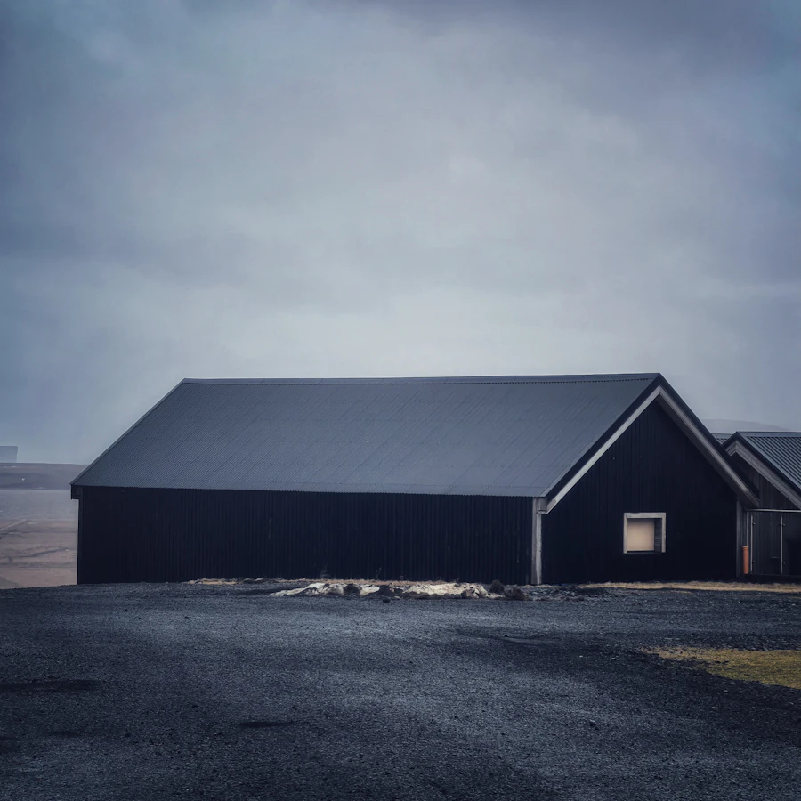 Mørkt hus under en overskyet himmel