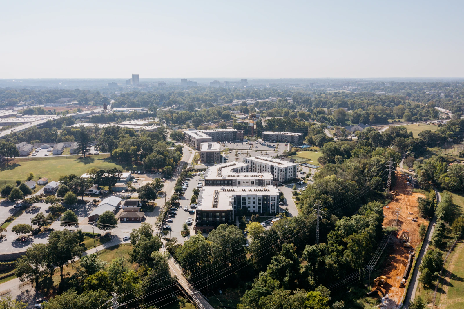 Vue aérienne de résidences neuves entourées d'arbres, illustrant le projet Lissasfa.