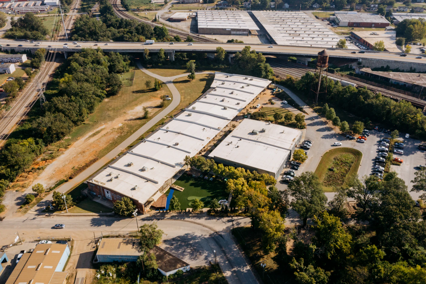 Toiture industrielle plate avec revêtement cool roofing blanc réfléchissant