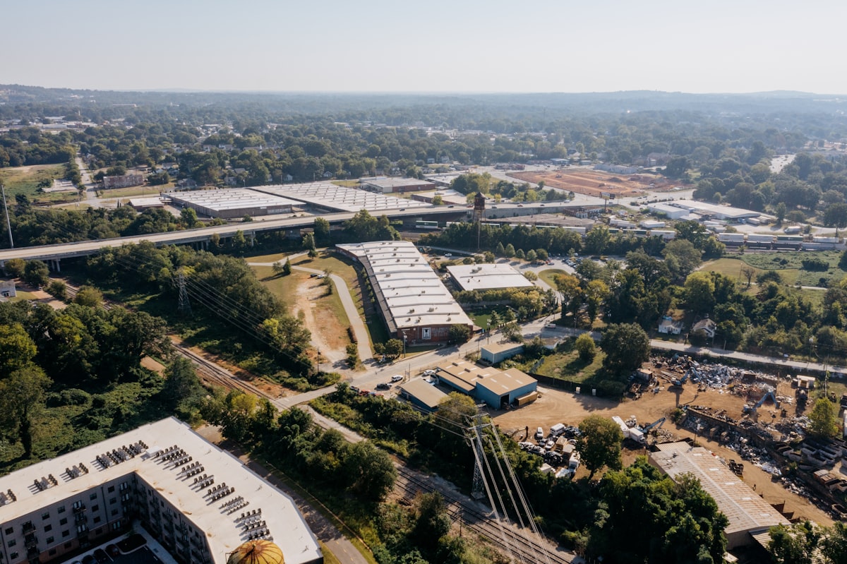 Vista aérea de zona industrial com autoestrada e armazéns