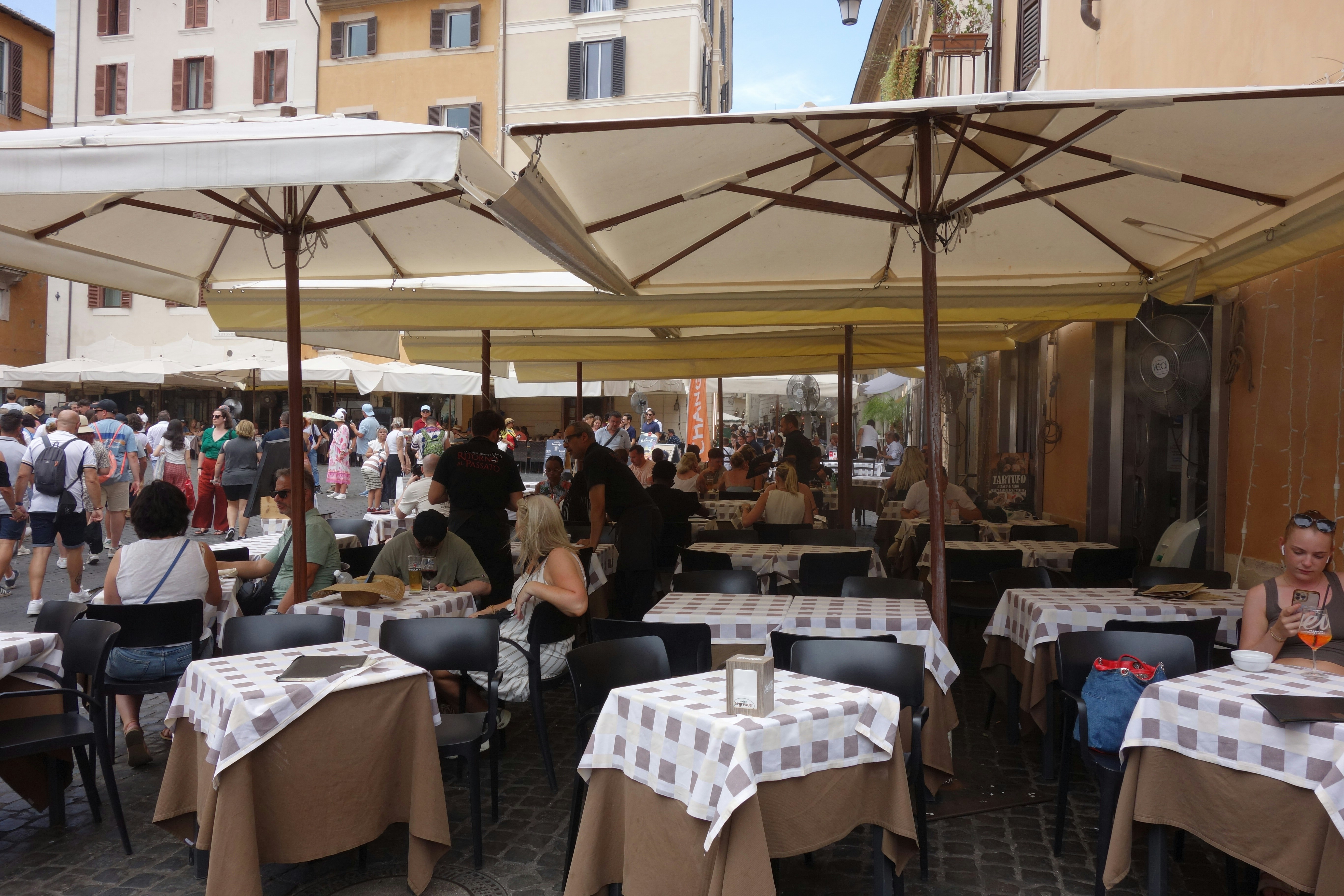 Outdoor/Patio Dining