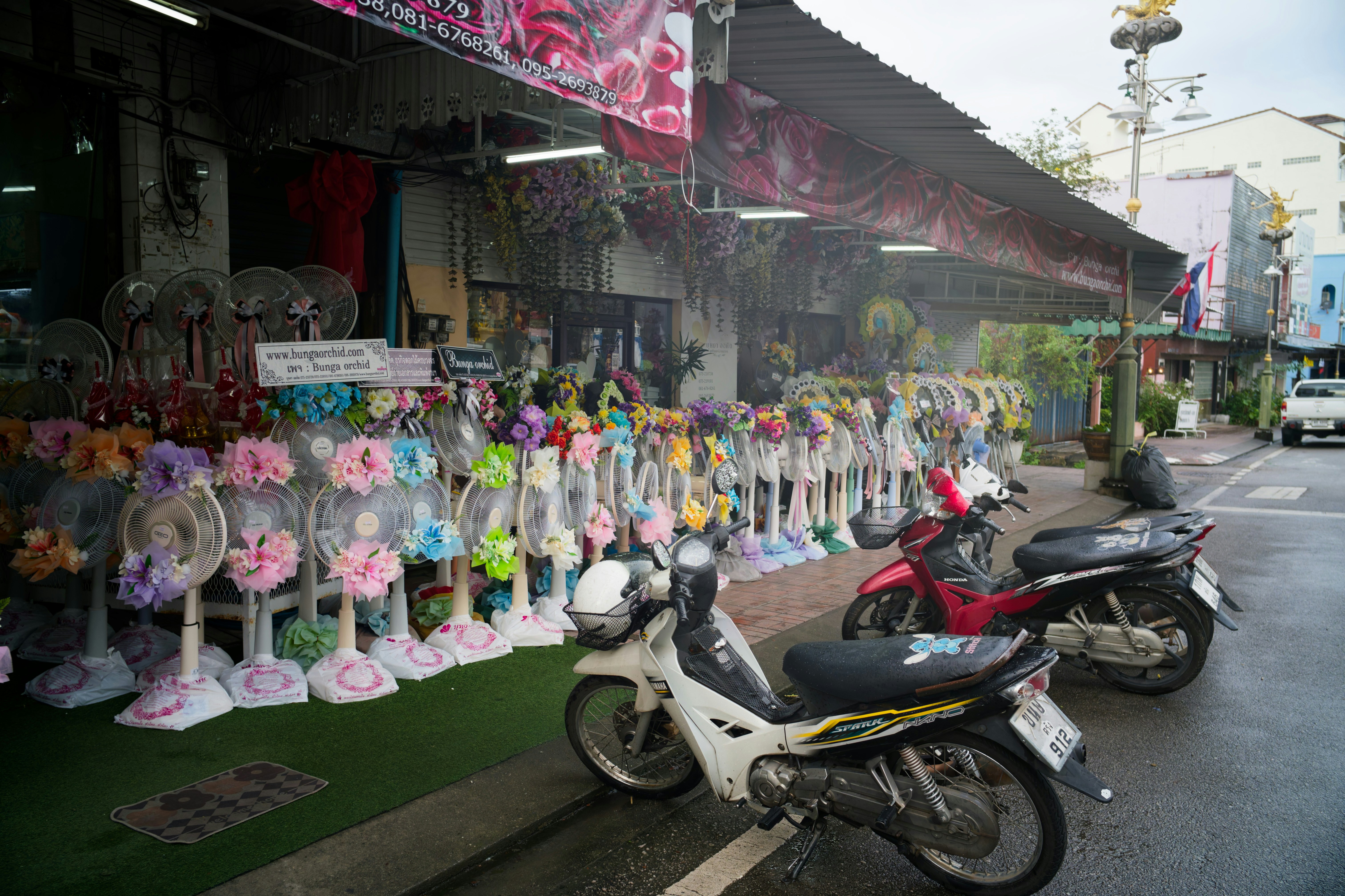 Marché aux fleurs et aux produits manufacturés
