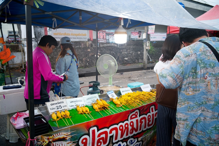 素食節期間掛著黃色齋旗的街頭美食攤位