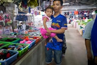 Documentations d'enregistrement et contrats MTN MoMo étalés sur un bureau