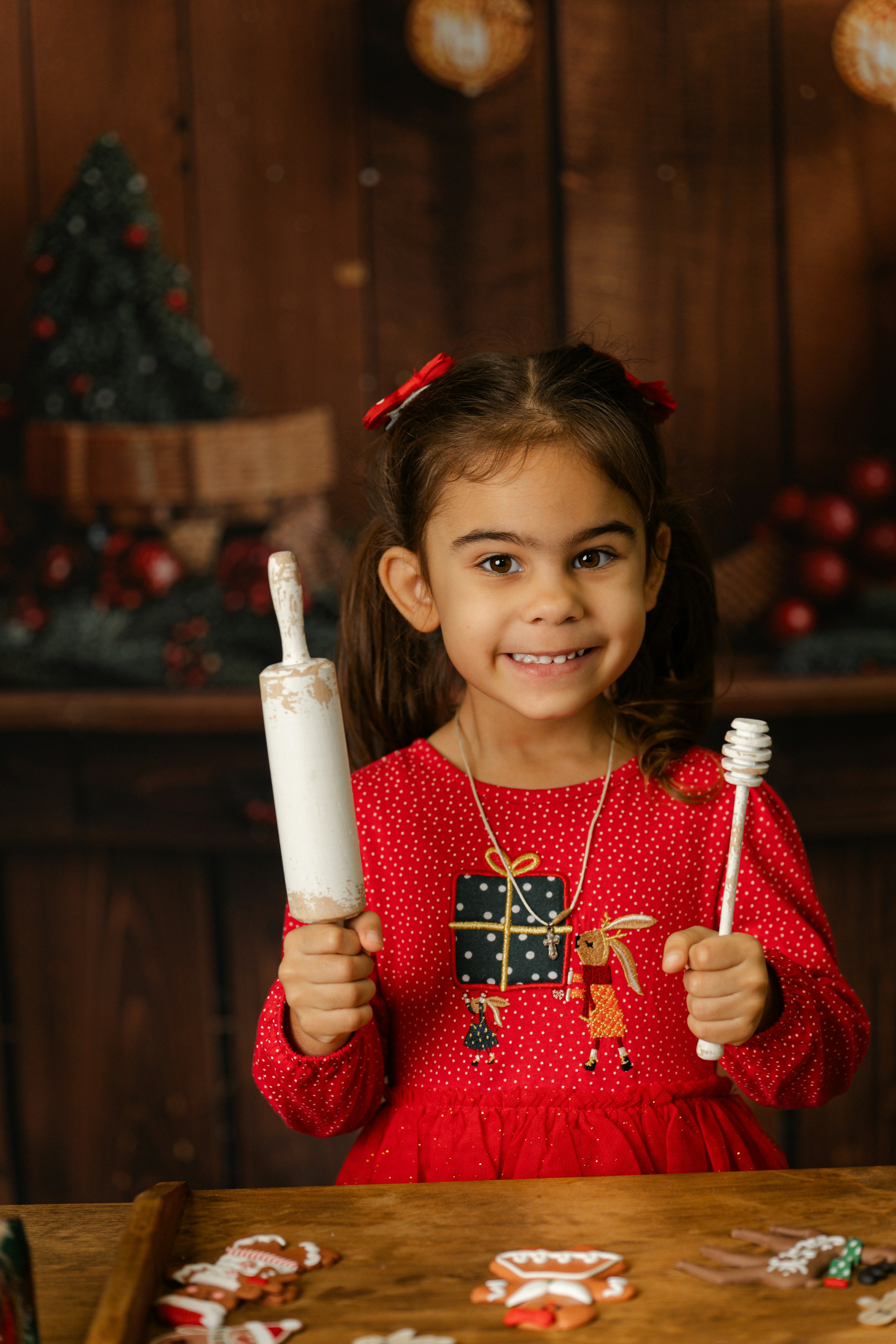 Chica sosteniendo un rodillo y un cucharón de miel con galletas