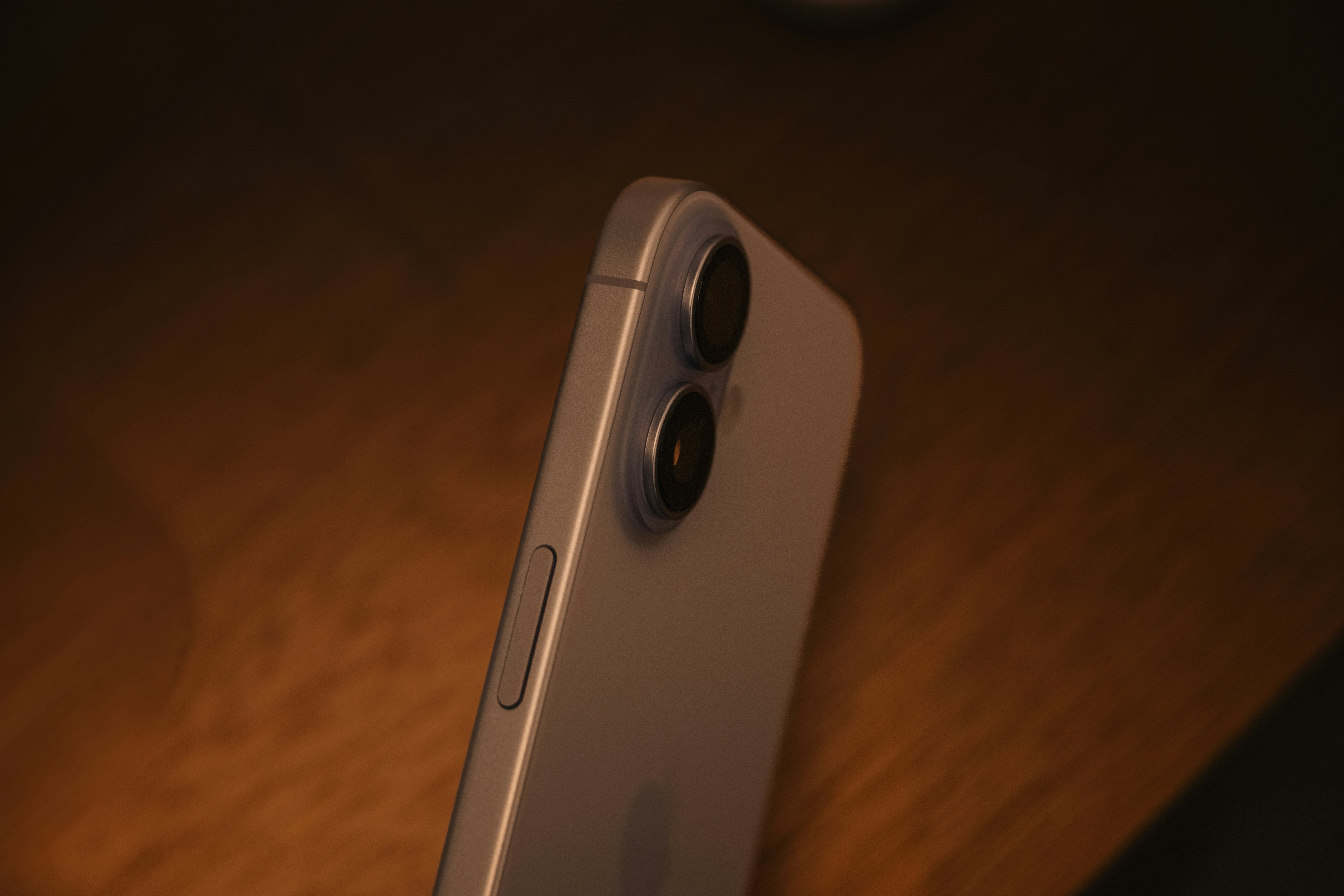 Primer plano del sistema de cámara dual de un teléfono inteligente.