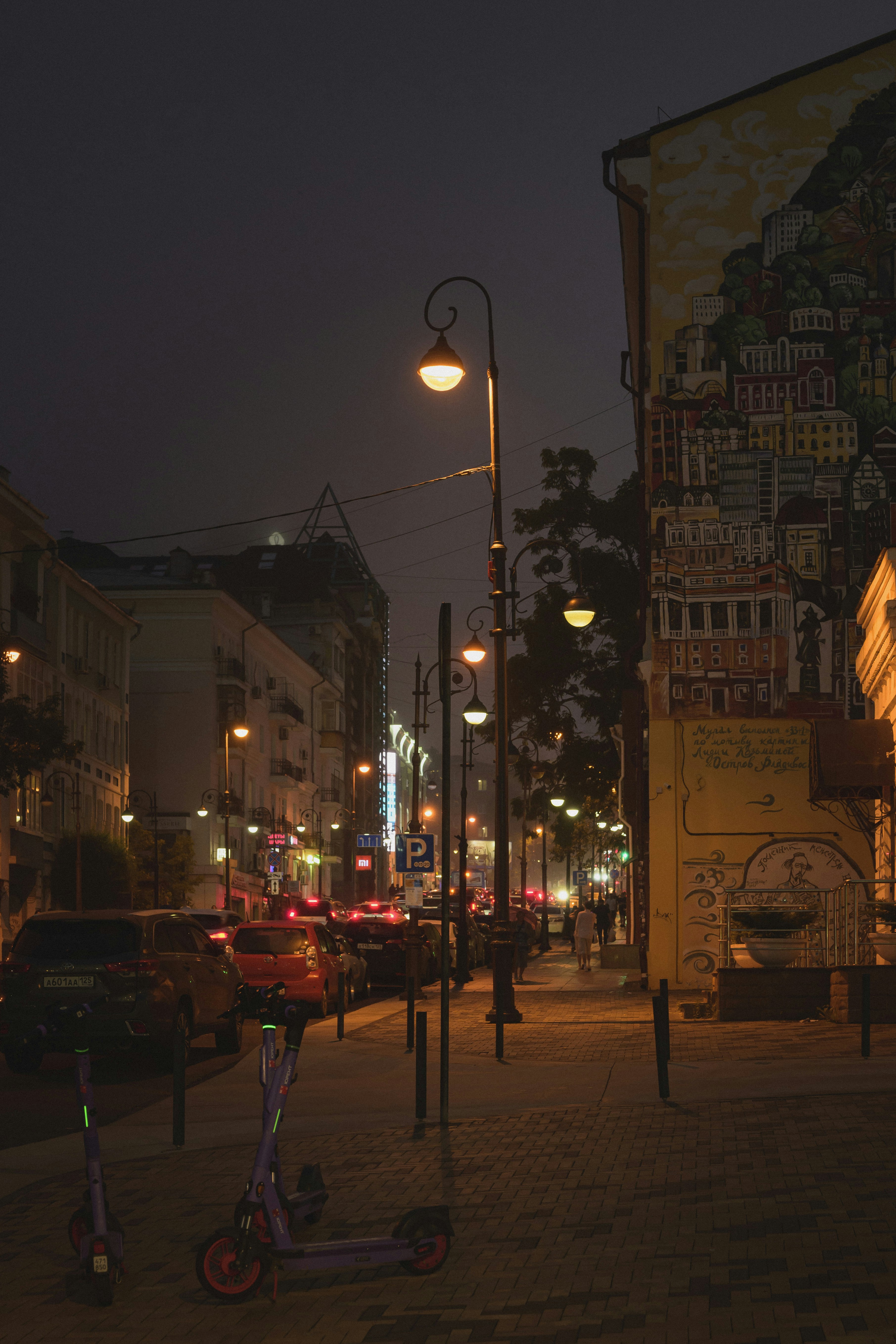 I lampioni illuminano una strada cittadina di notte.