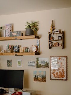 Parede com quadros, fotos e artesanato