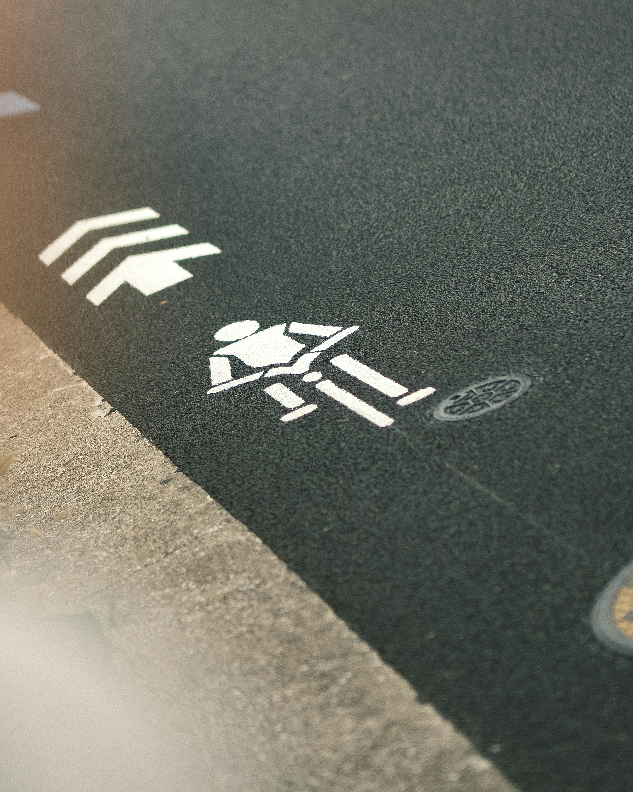 아스팔트 길에 그려진 흰색 자전거 타는 상징