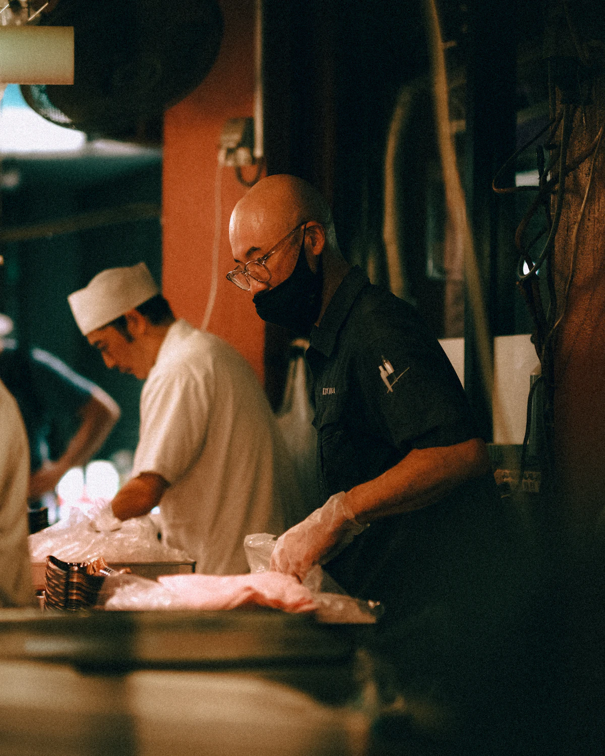Equipo preparando una superficie de cocina para el servicio