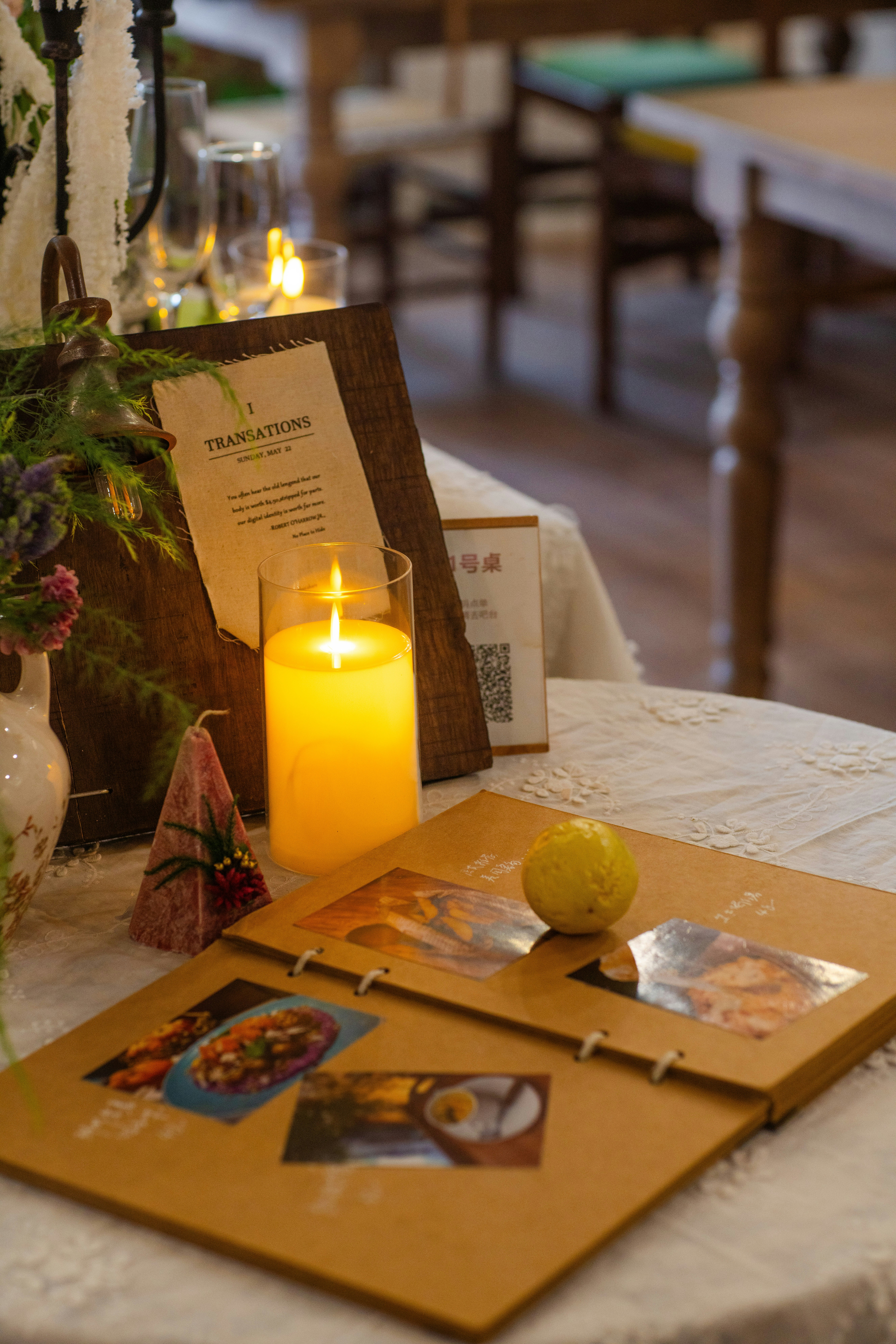 Table dressée, ambiance chaleureuse