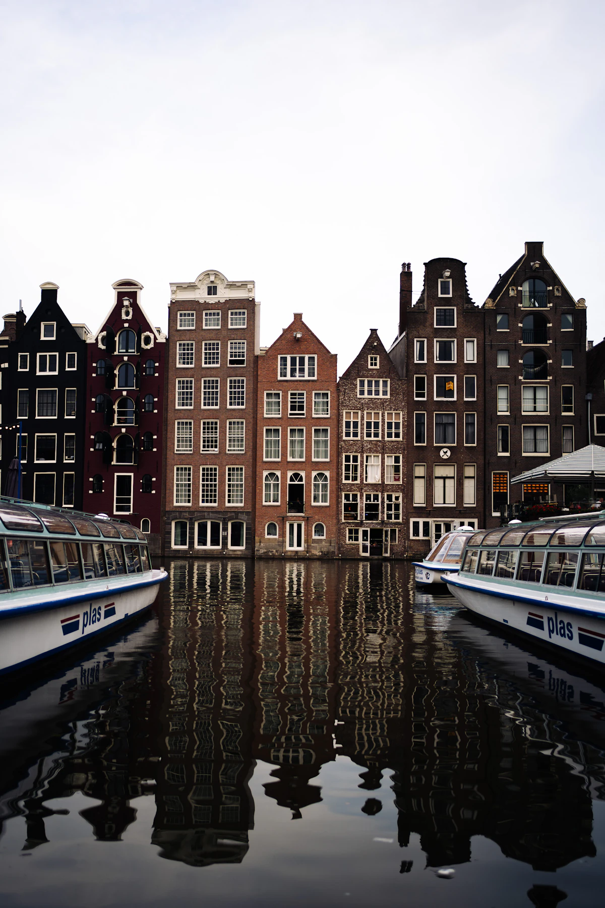 Rondvaartboot op een gracht langs historische gevels