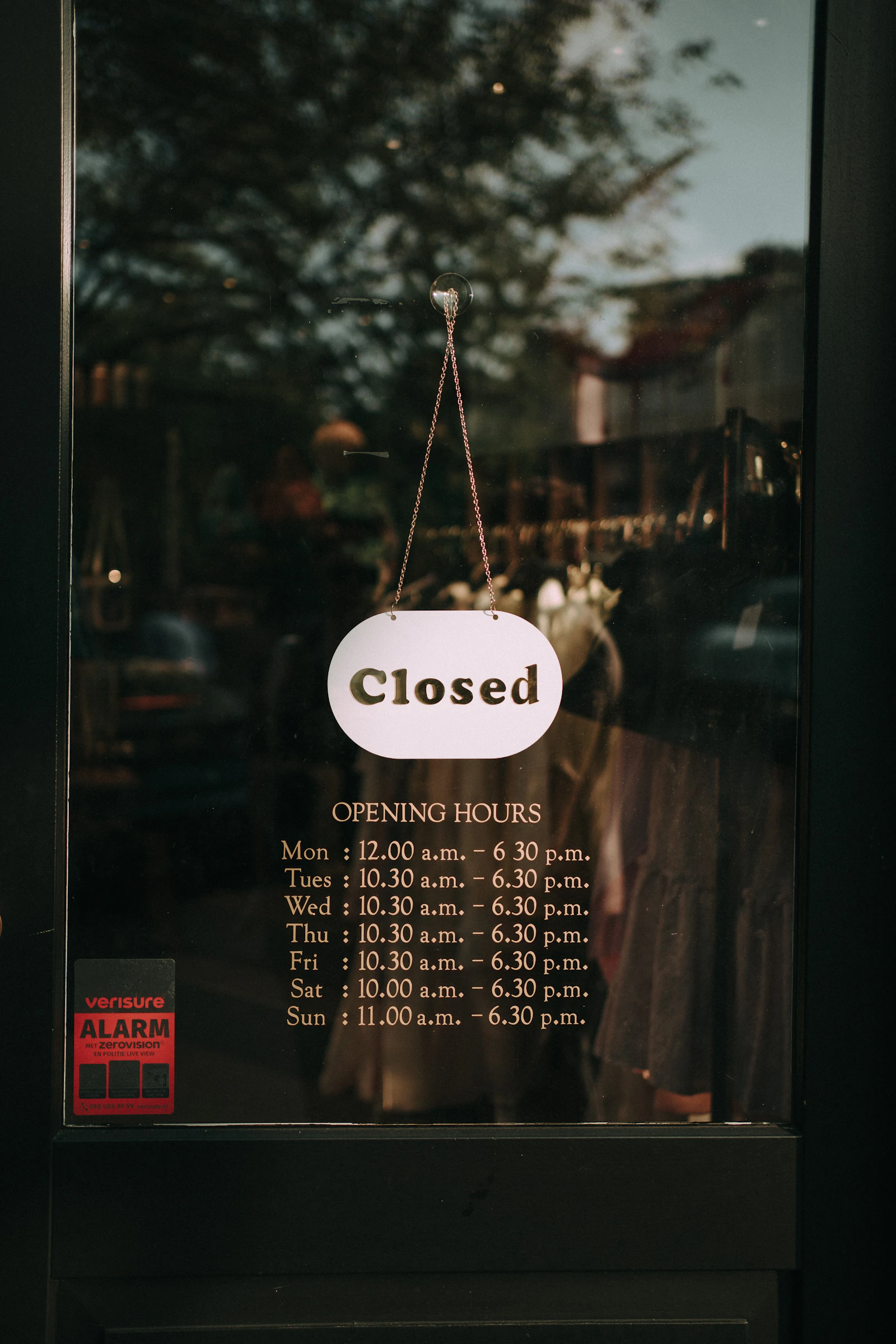 tabliczka closed na drzwiach sklepu