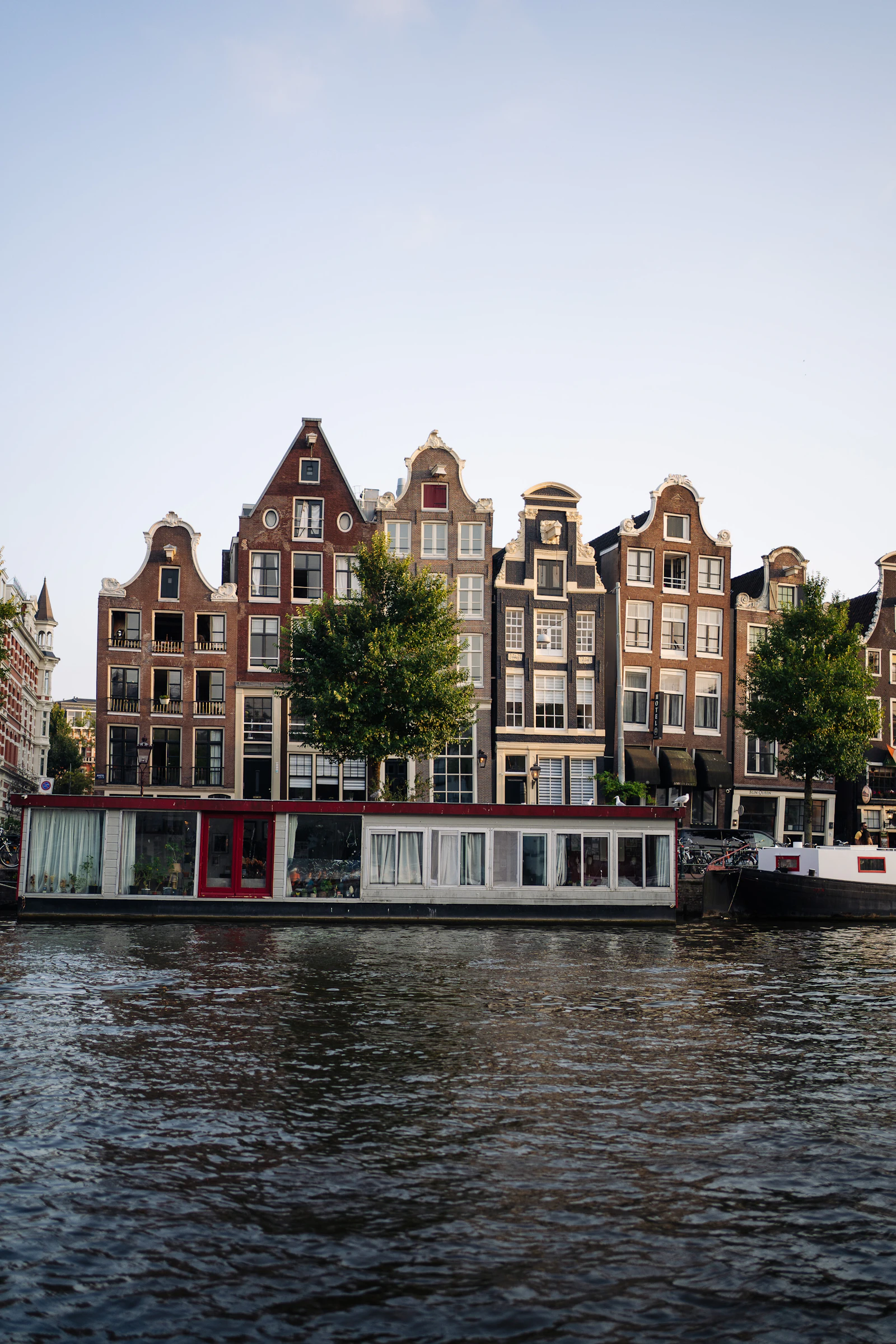 Rij historische Nederlandse grachtenpanden aan het water