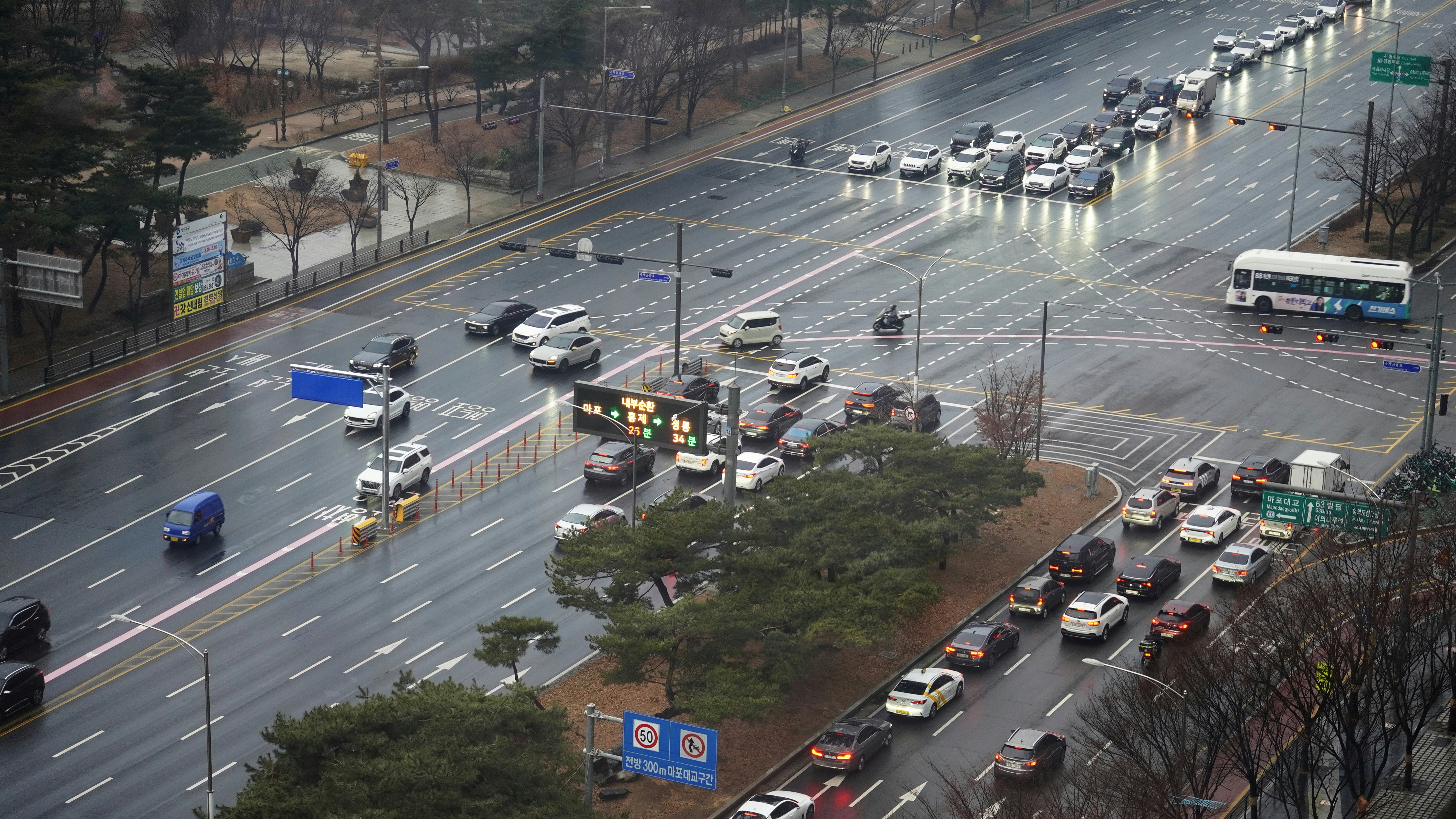 photo-1758382074475-9e343fe6d790?ixid=M3wxMjA3fDB8MXxzZWFyY2h8MjB8fGRhaWx5JTIwbW9iaWxpdHklMjByb3V0aW5lfGVufDB8fHx8MTc2MTIzNDY0OXww\u0026ixlib=rb-4.1.0