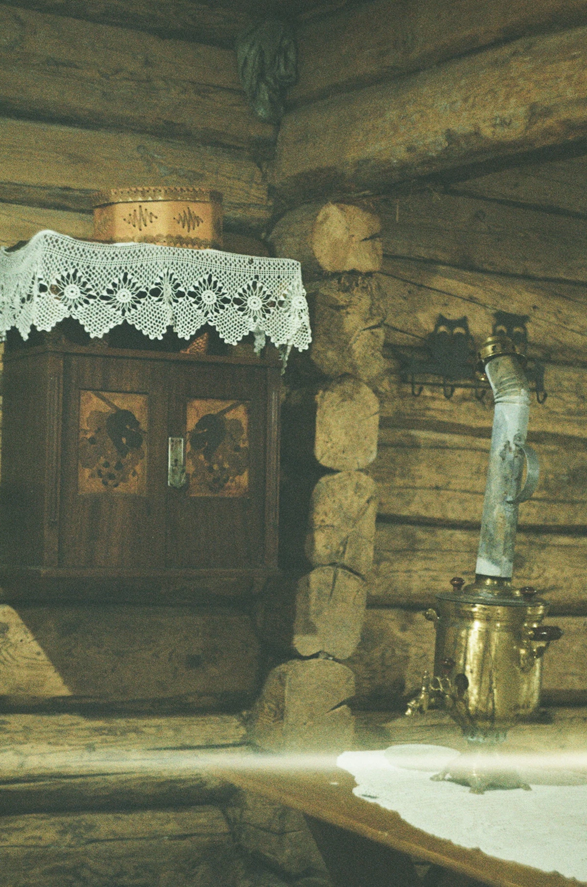 Antyczny samowar we wnętrzu