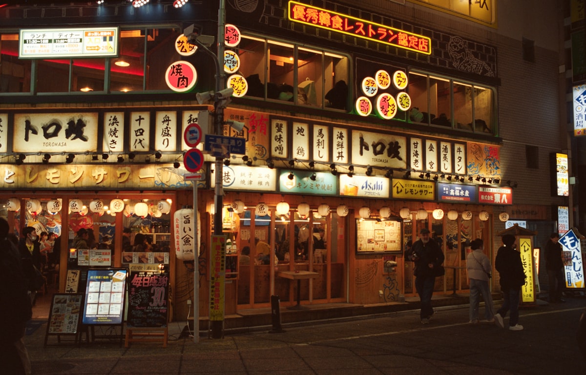 堺市刃物街入口，古老的招牌與安靜的巷弄