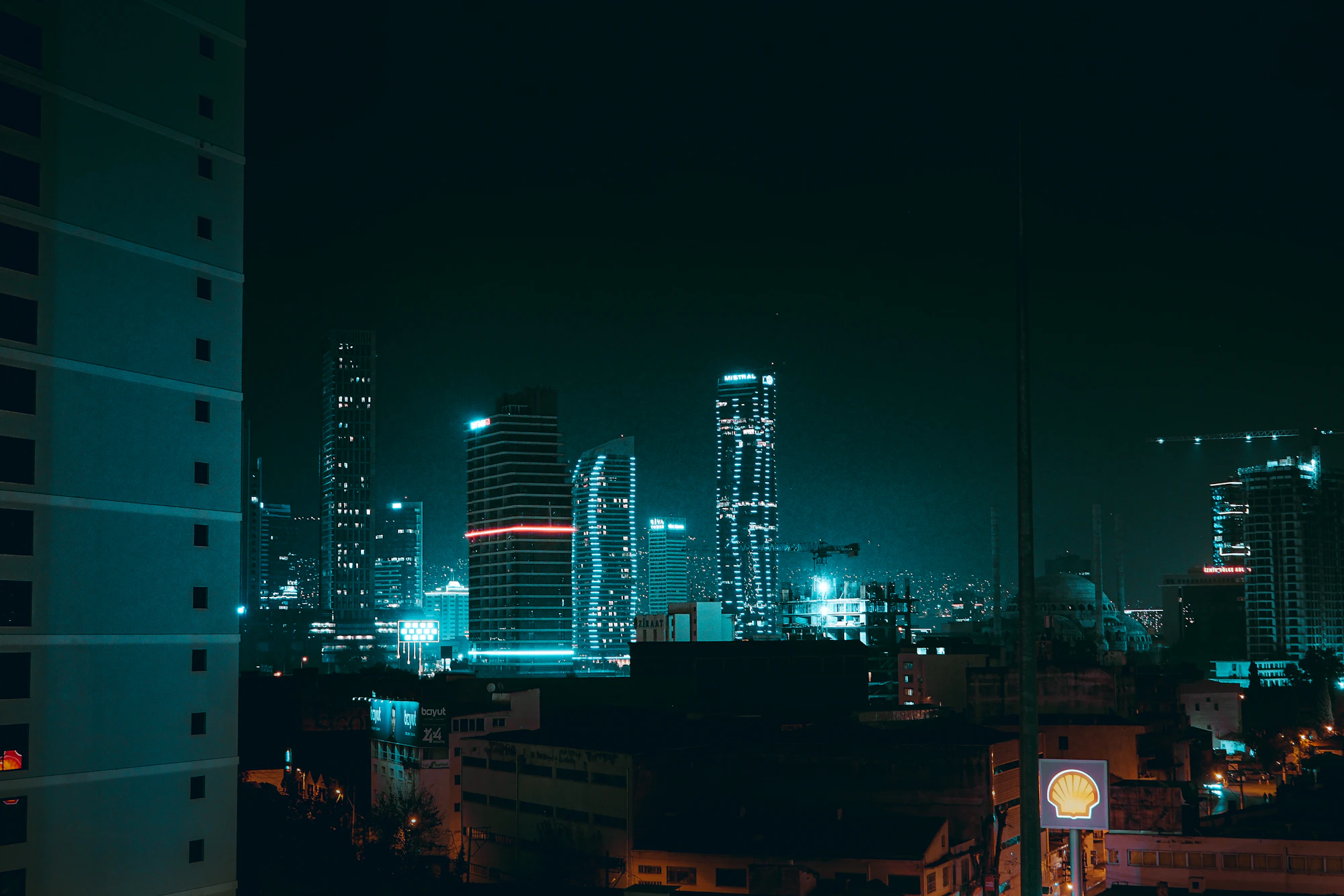 Gece aydınlatılmış şehir silüeti