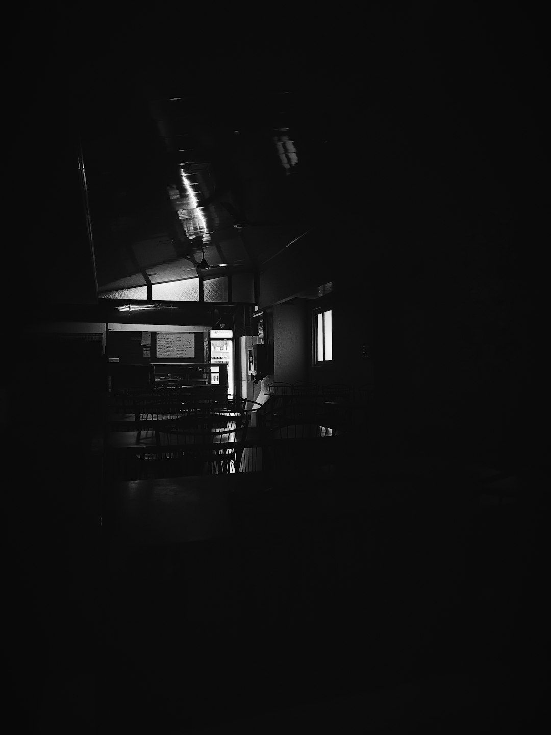 Interior sombrío que refleja el estilo minimalista de Raymond Carver y el realismo sucio