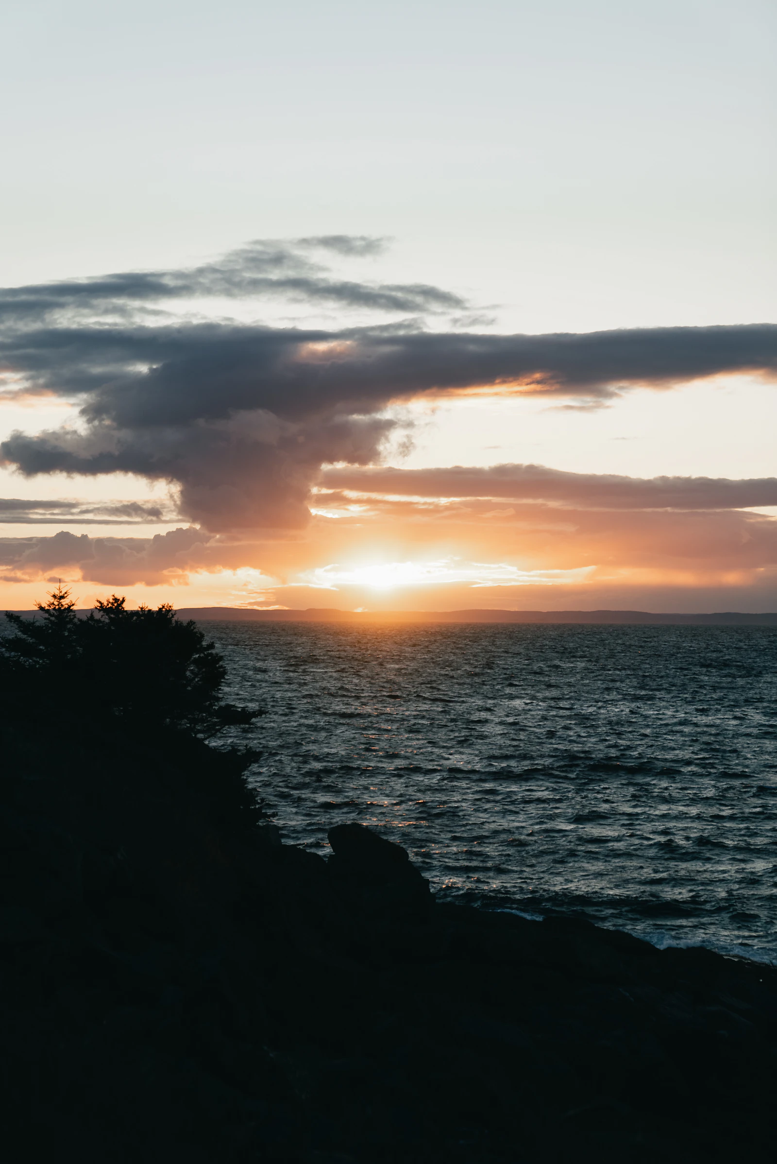 Atardecer sobre la costa rocosa de Islandia, dentro de la franja del eclipse solar total del 12 de agosto de 2026