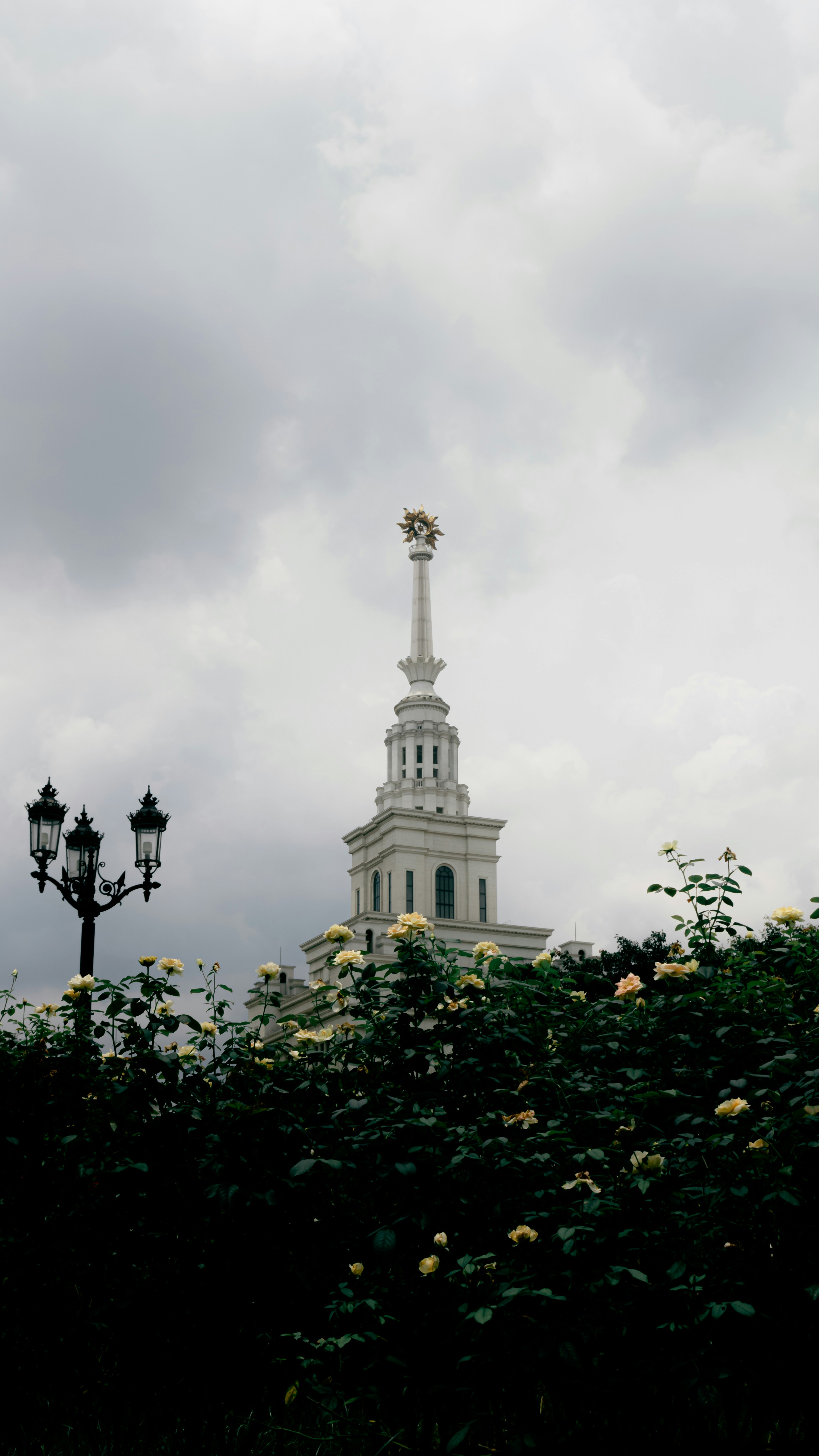 Torre de aprendizagem e mesa infantil com banco.