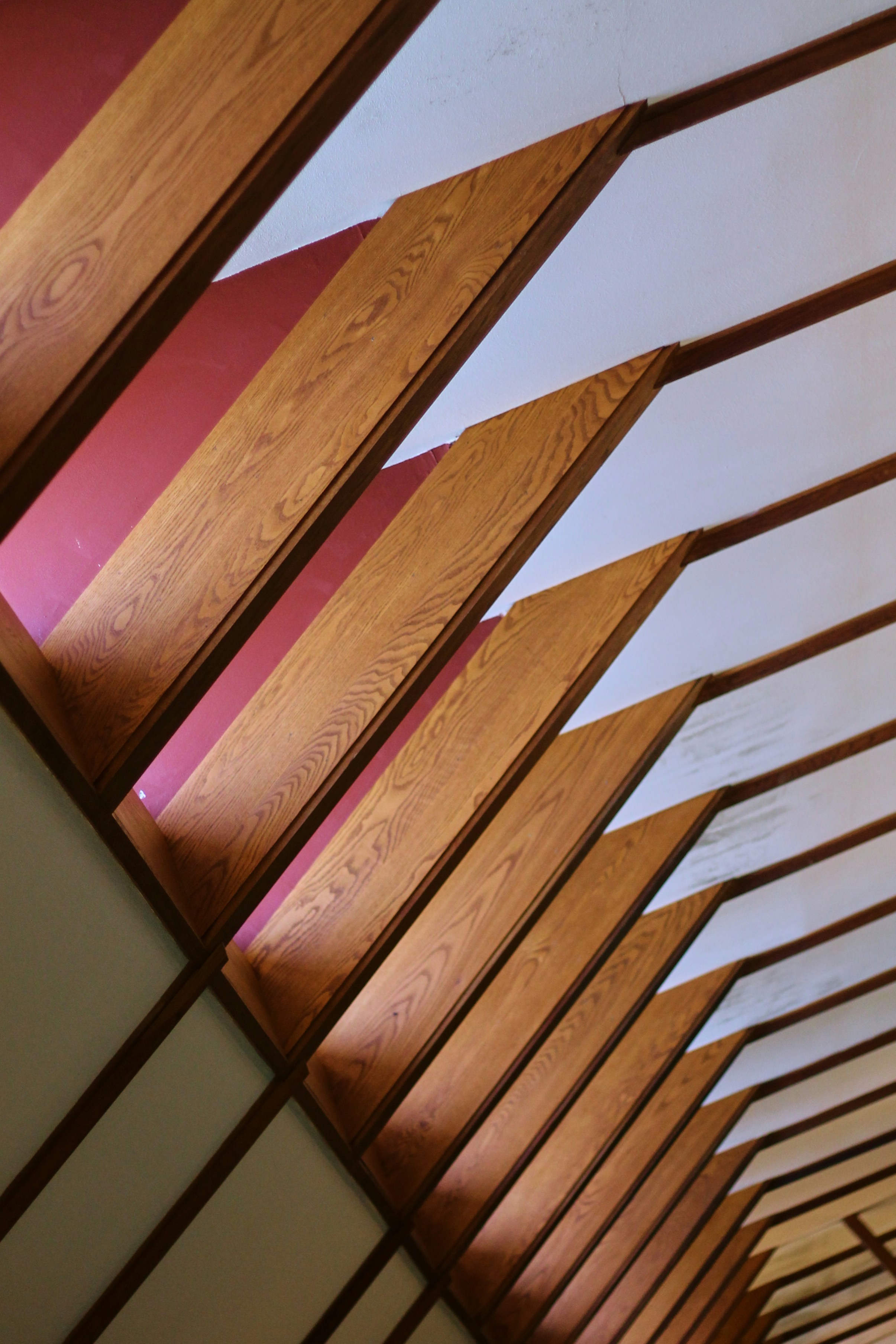 wooden beams interior house, ilustrasi artikel Mastering the Art: A Deep Dive into Vintage Craftsman Style 5