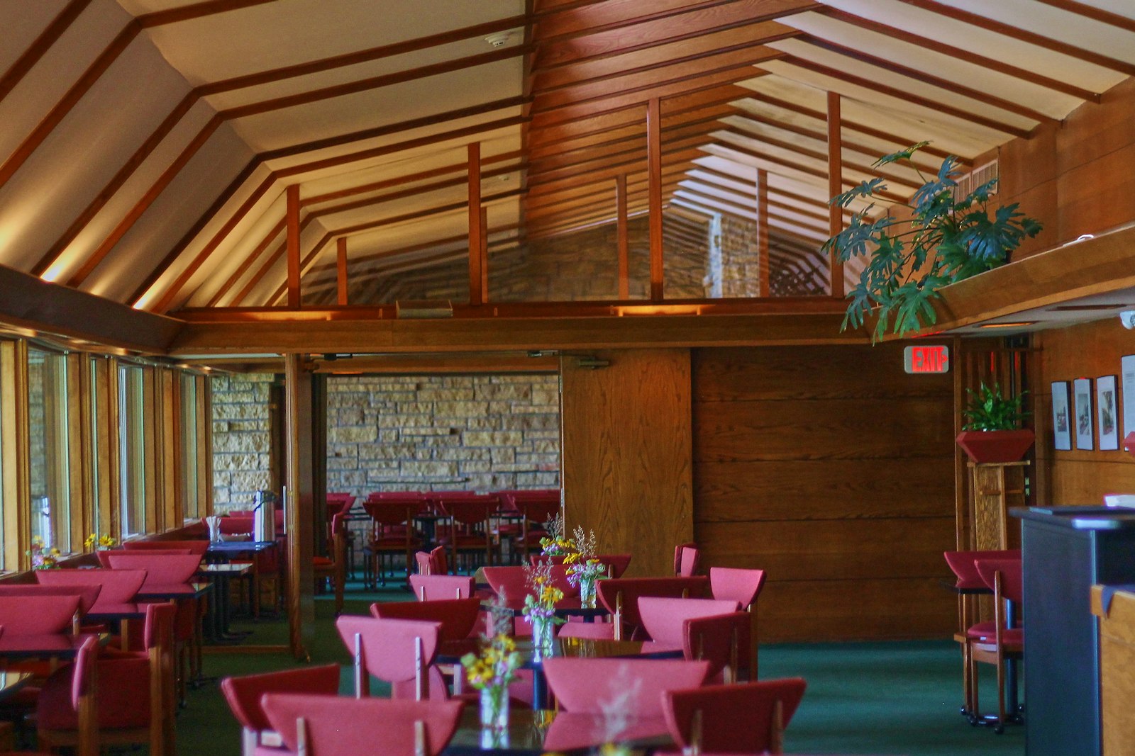 Salle du restaurant avec poutres en bois et chaises rouges