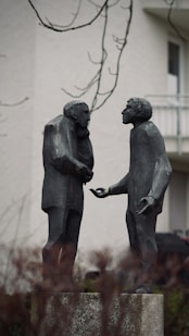 deux silhouettes de pierre qui parlent pour améliorer leur communication